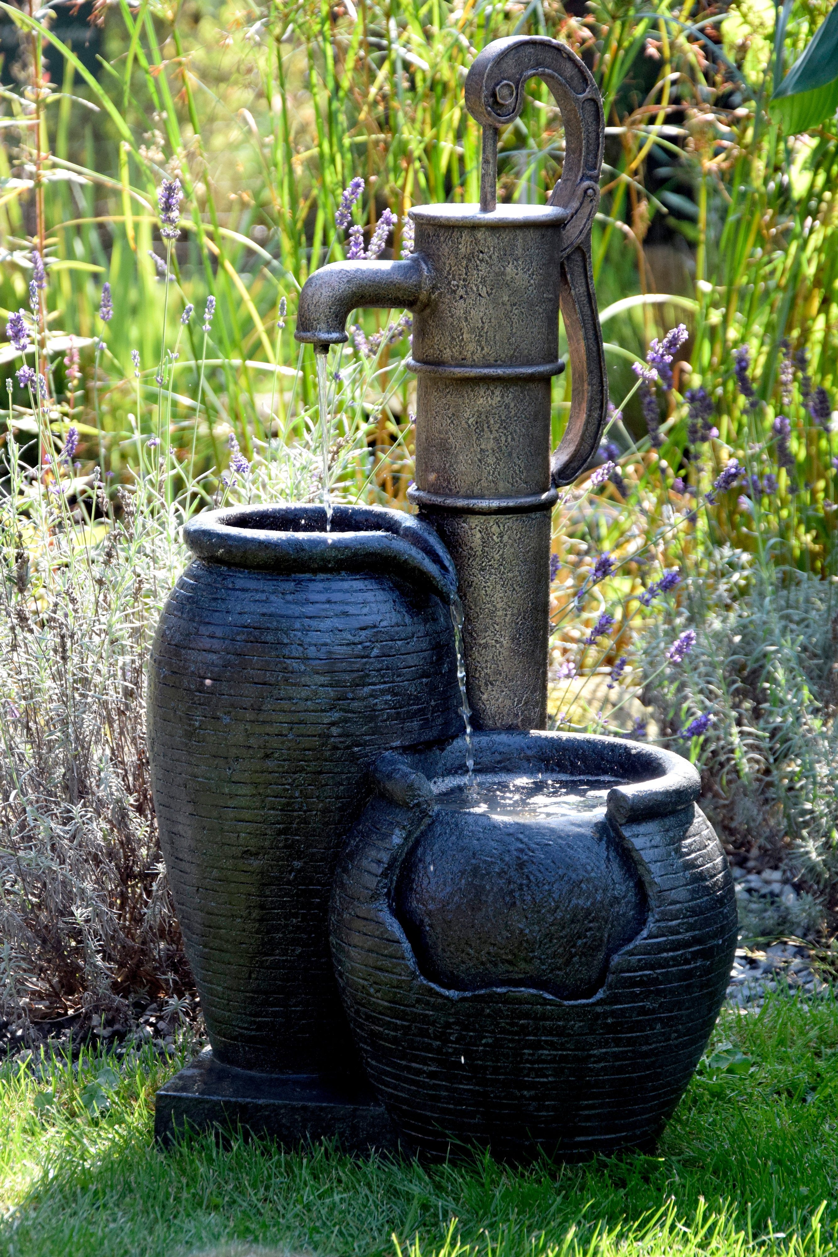 dobar Gartenbrunnen Großer Design-Gartenbrunnen mit Zier-Handpumpe