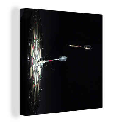 OneMillionCanvasses® Leinwandbild Dartpfeil fliegt auf die Dartscheibe, (1 St), Leinwand Bilder für Wohnzimmer Schlafzimmer