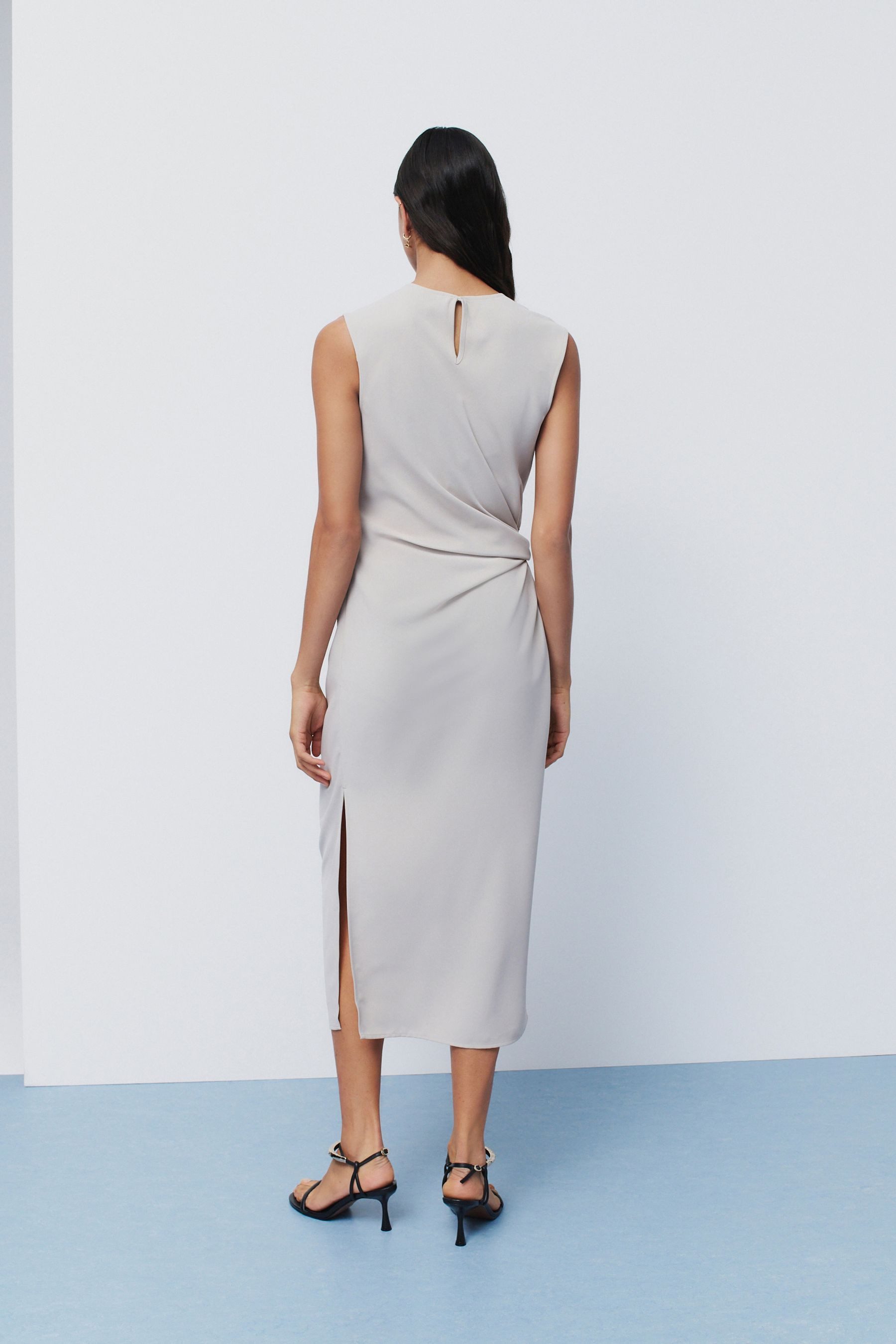 Next Midikleid Drapiertes Midikleid mit goldfarbenem günstig online kaufen