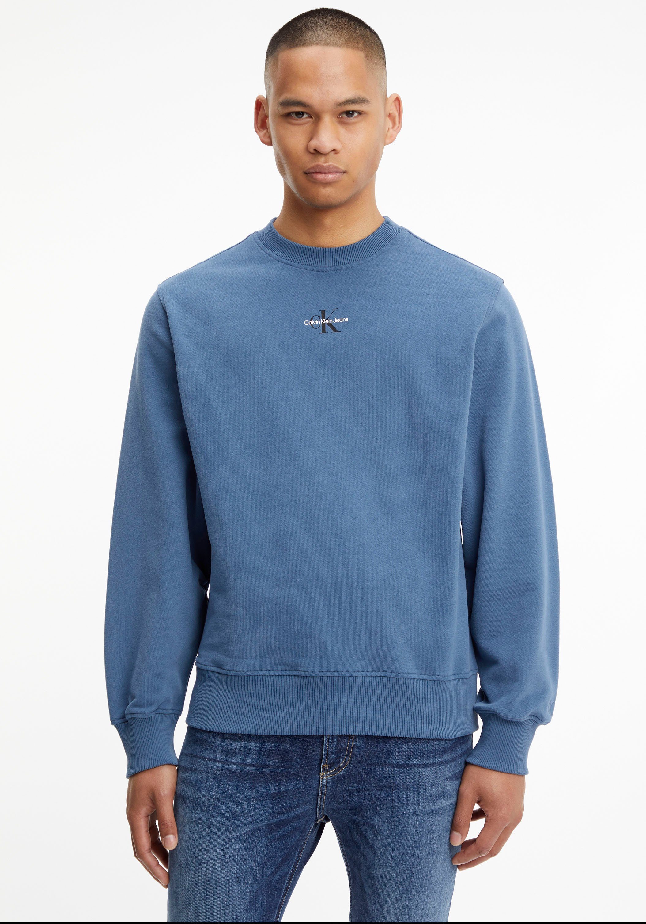 mit Sweatshirt Jeans Logoschriftzug Brust NECK Klein MICRO auf MONOLOGO Calvin der Calvin CREW Klein