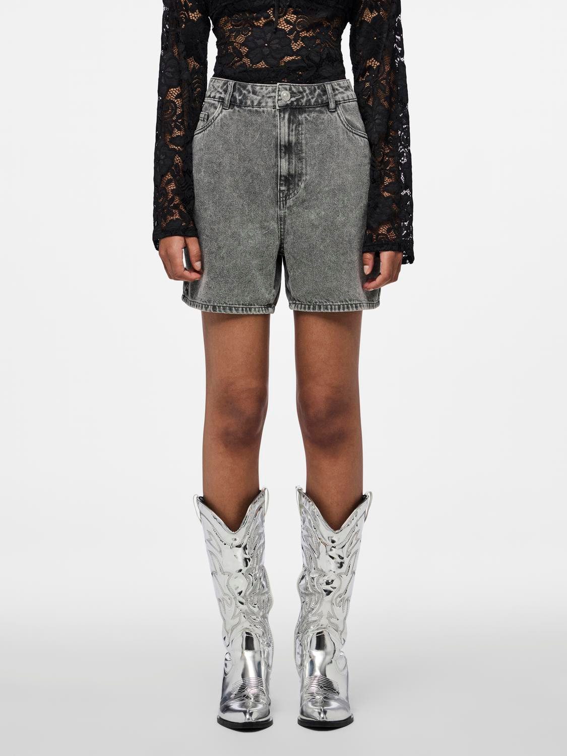 pieces Jeansshorts PCABBI MW SHORTS NOOS – Bild 2 von 5