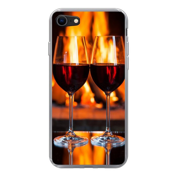 MuchoWow Handyhülle Zwei Gläser Rotwein am offenen Feuer Handyhülle Apple iPhone 8 Smartphone-Bumper Print Handy Schutzhülle