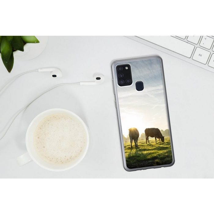 MuchoWow Handyhülle Kühe - Sonne - Gras Handyhülle Samsung Galaxy A21s Smartphone-Bumper Print Handy