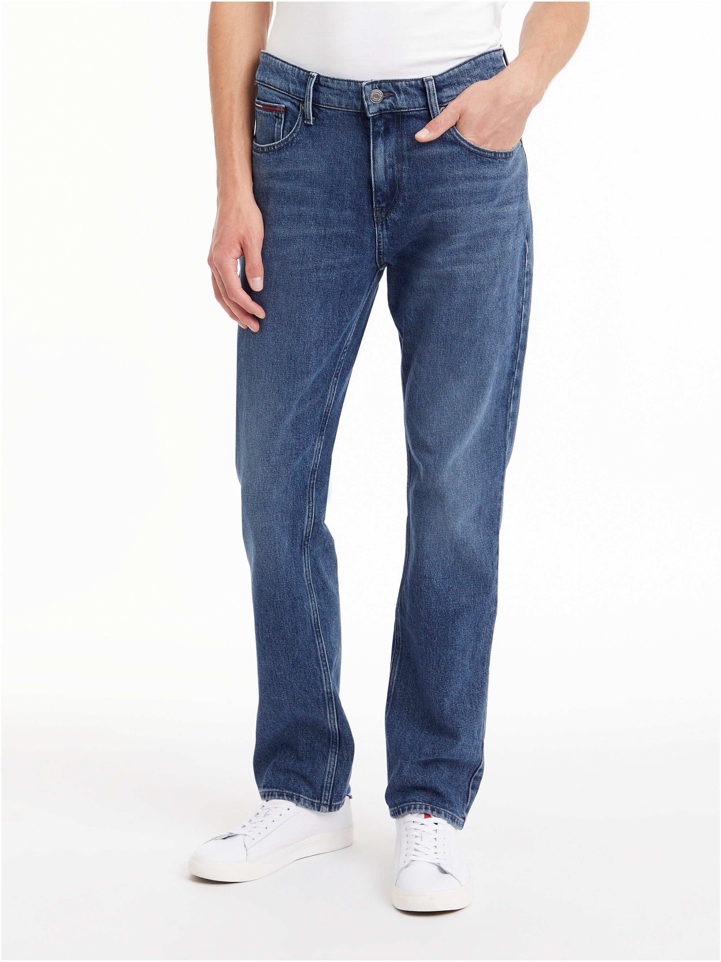 Tommy Jeans Straight-Jeans RYAN RGLR STRGHT mit Tommy Jeans Stitching am Münzfach denim medium | Stretchjeans