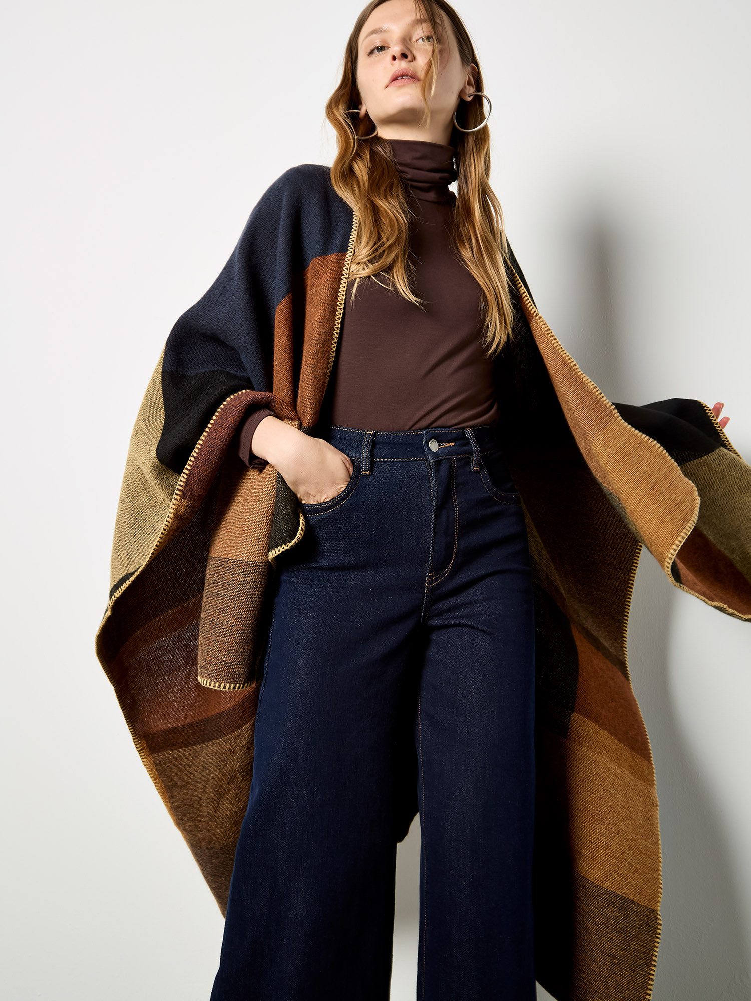 Apricot Cardigan Poncho mit geomertischem Muster