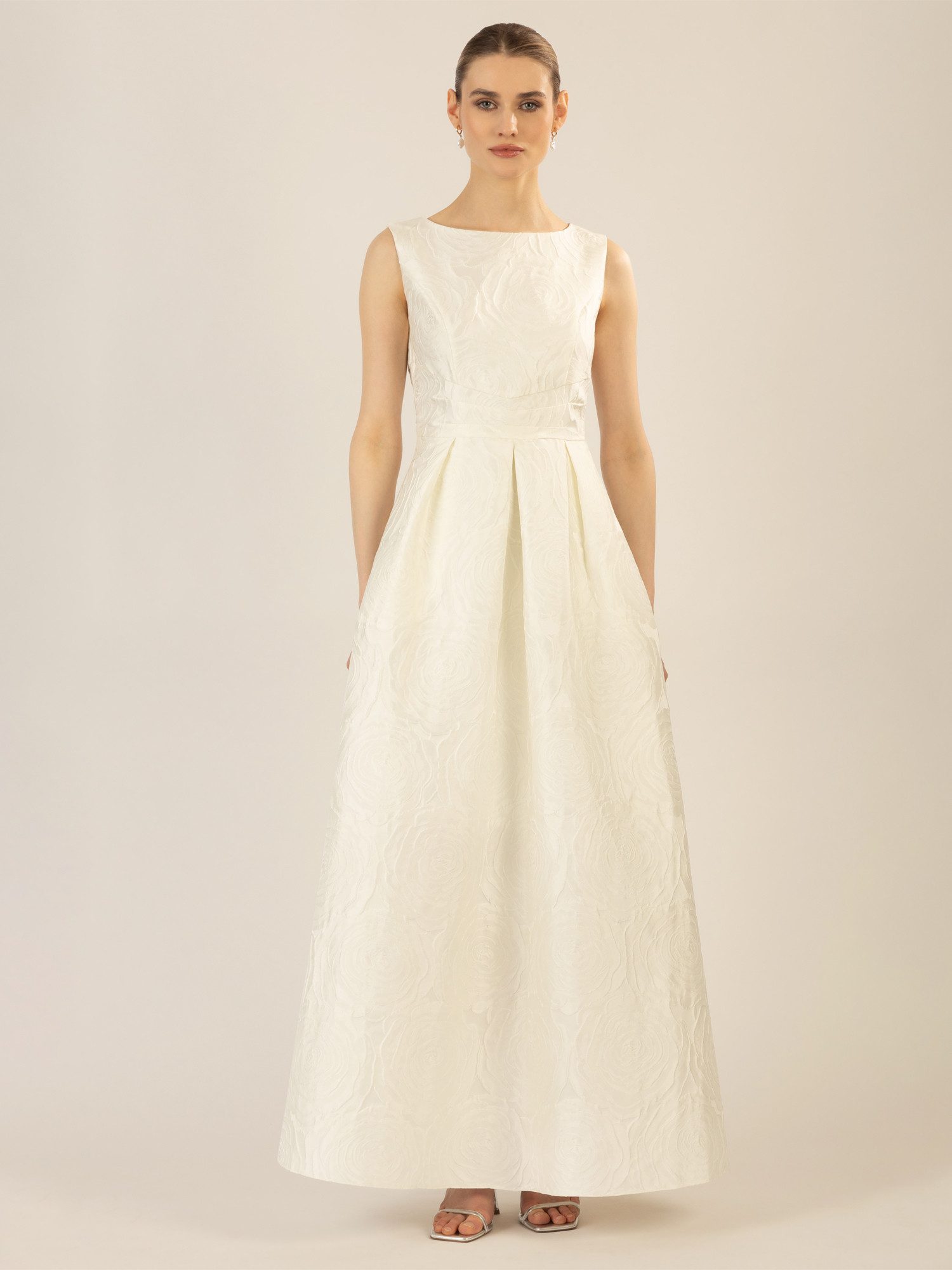 Apart Abendkleid mit angedeuteten Rosenblüten