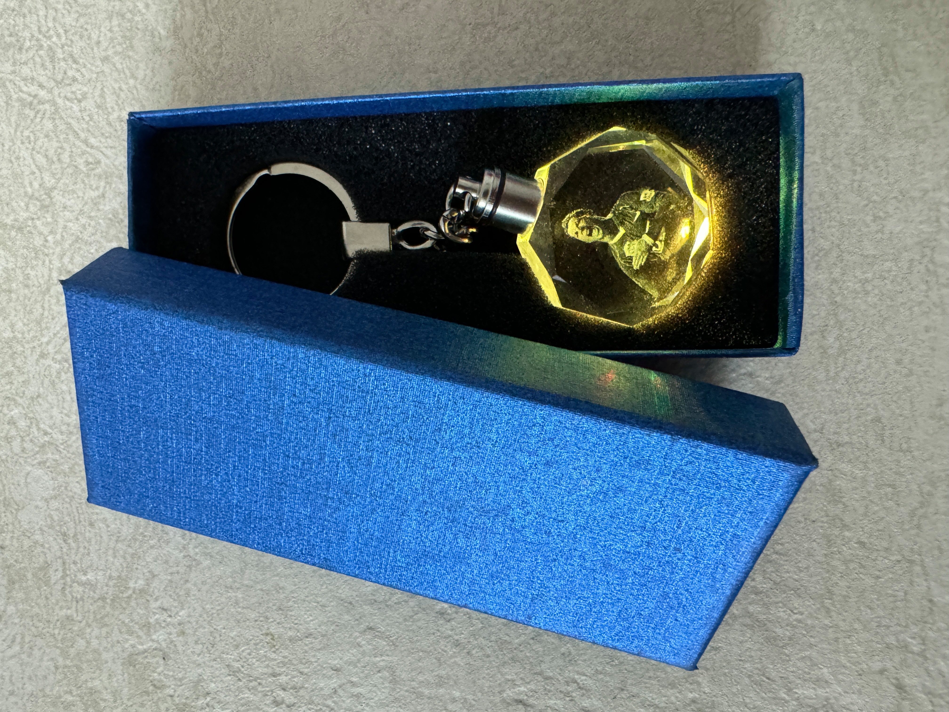 Stelby Schlüsselanhänger mit Gravur Cristiano Ronaldo Schlüsselanhänger Multicolor LED mit Geschenkbox (Perfekt für Geburtstage und Weihnachten, 1-tlg., Robustes Glasmaterial, leuchtet in 5 Farben), Farbwechsel, langlebig, modernes Design