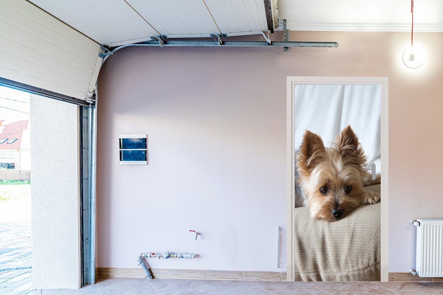 Terrier auf Sofa, Fototapete Türtapete (1 schlafend 75x205 St), MuchoWow für Yorkshire dem liegt Tür, bedruckt, cm Türaufkleber, Matt,