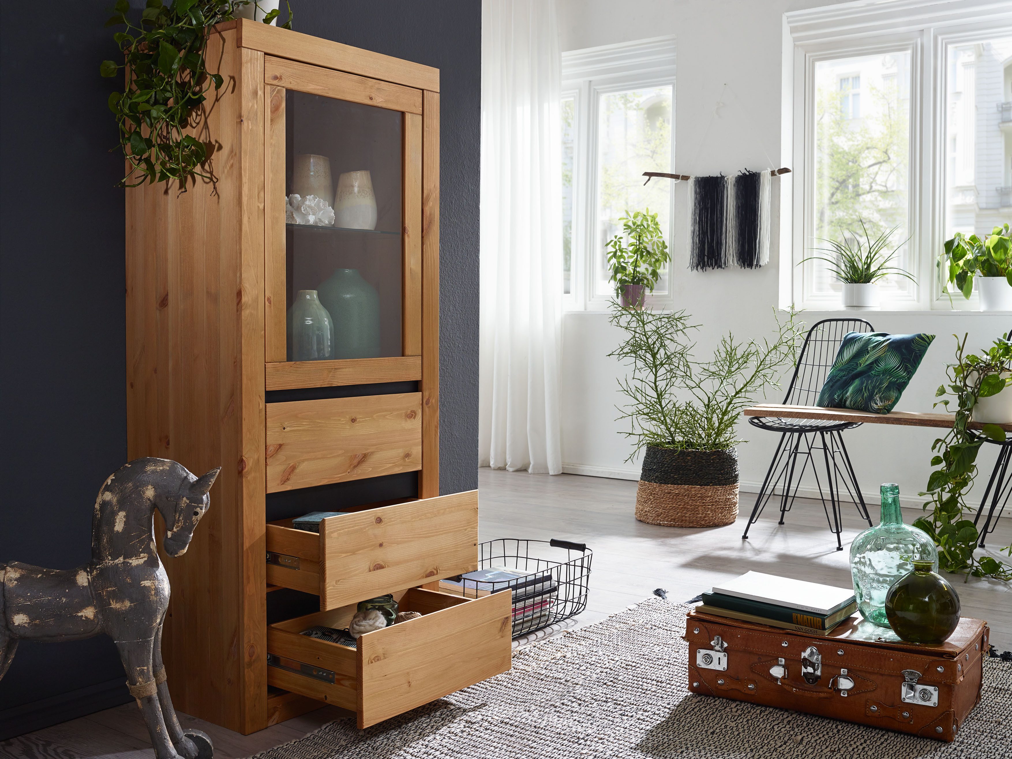 Woodroom Highboard Weimar (Kiefer massiv, 62x150x42 cm), Wohnzimmerschrank, Vitrine, Hochkommode, Schrank mit Glastür