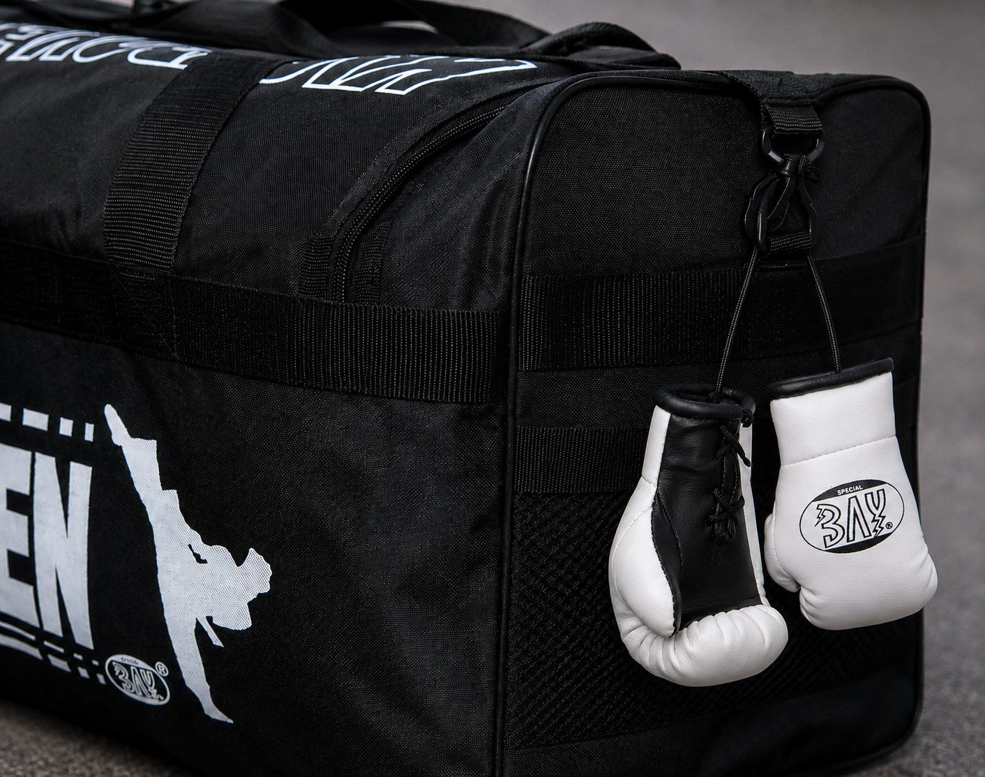 BAY-Sports Boxhandschuhe Mini Deko Box-Handschuhe Boxen Geschenk für Autospiegel Tasche weiß, Anhänger für Tasche, Autospiegel Kickboxen, Karate, MMA, Thaiboxen – Bild 4 von 5