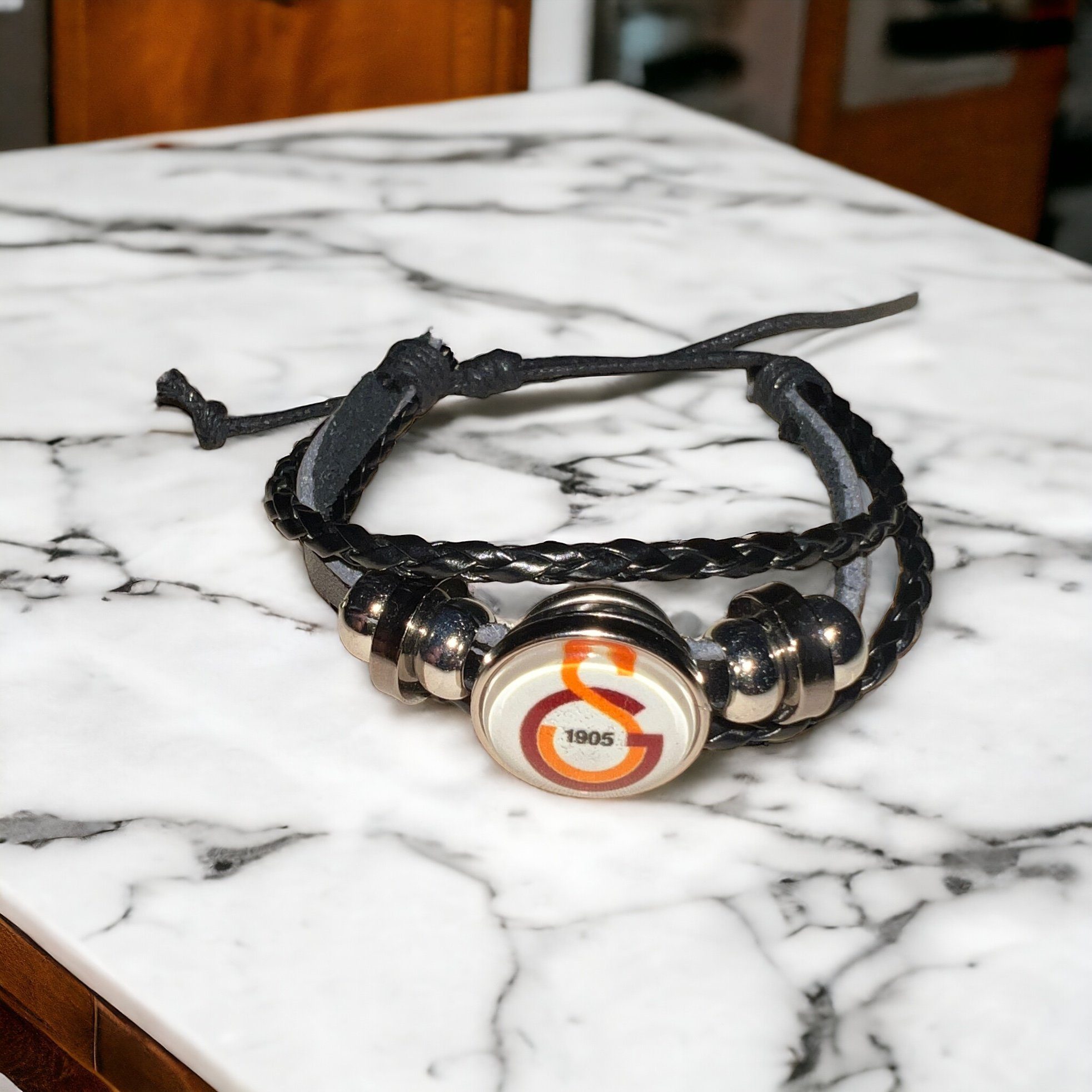 Stelby Armband mit Gravur Galatasaray Armband 3D Gravur im Glas, Fanartikel Geschenk (Weihnachtsgeschenk, Geburtstagsgeschenk, Valentinstaggeschenk), Hochwertiges Lederarmband für Galatasaray Fans – edel & robust