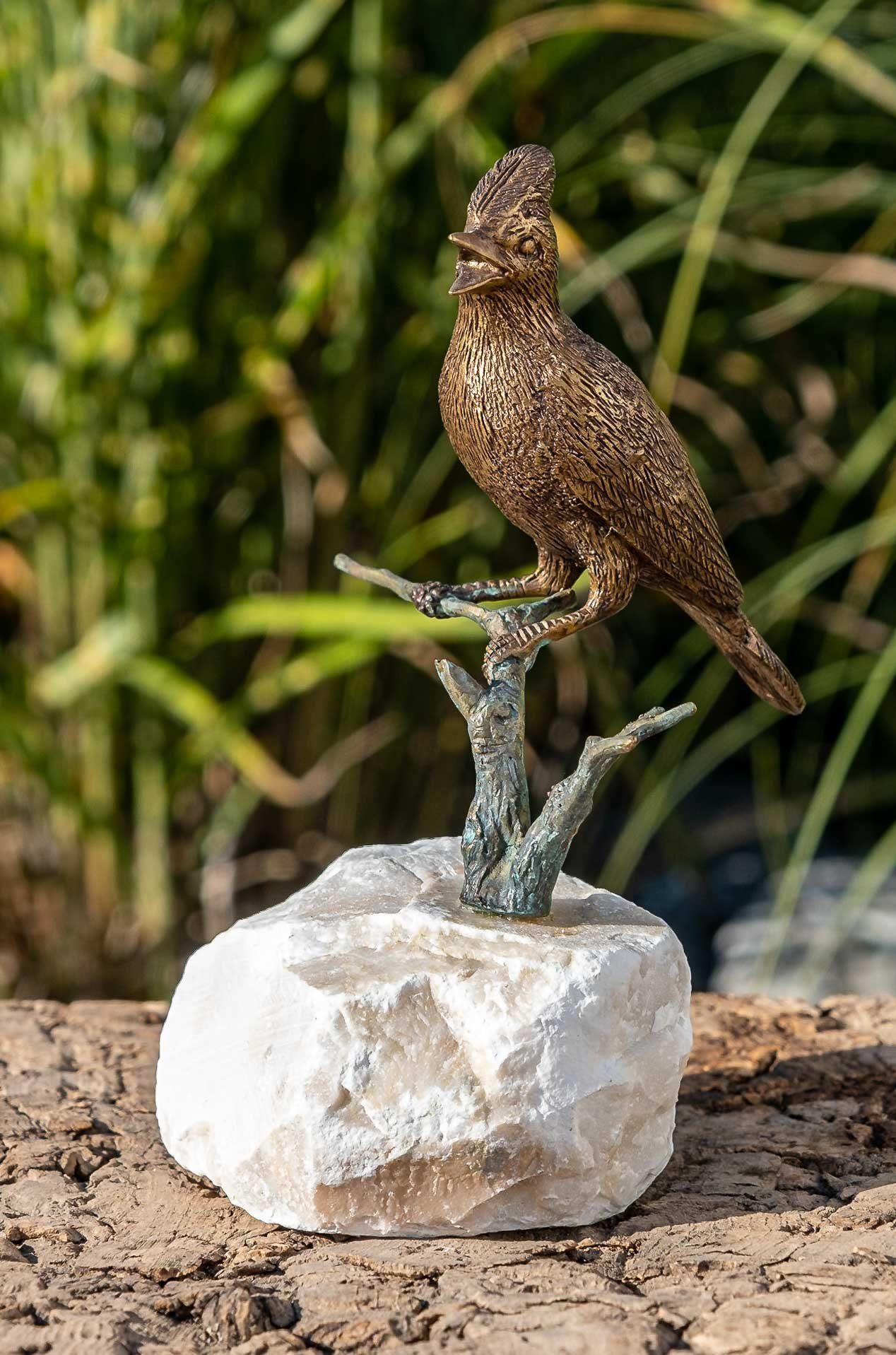 patiniert. Frost, in – witterungsbeständig Bronze-Skulptur werden und Bronze Stein, Bronze IDYL auf Gartenfigur Modelle Regen Wachsausschmelzverfahren – sehr und einem gegen von robust Die UV-Strahlung. Langlebig Hand in Vogel – IDYL gegossen