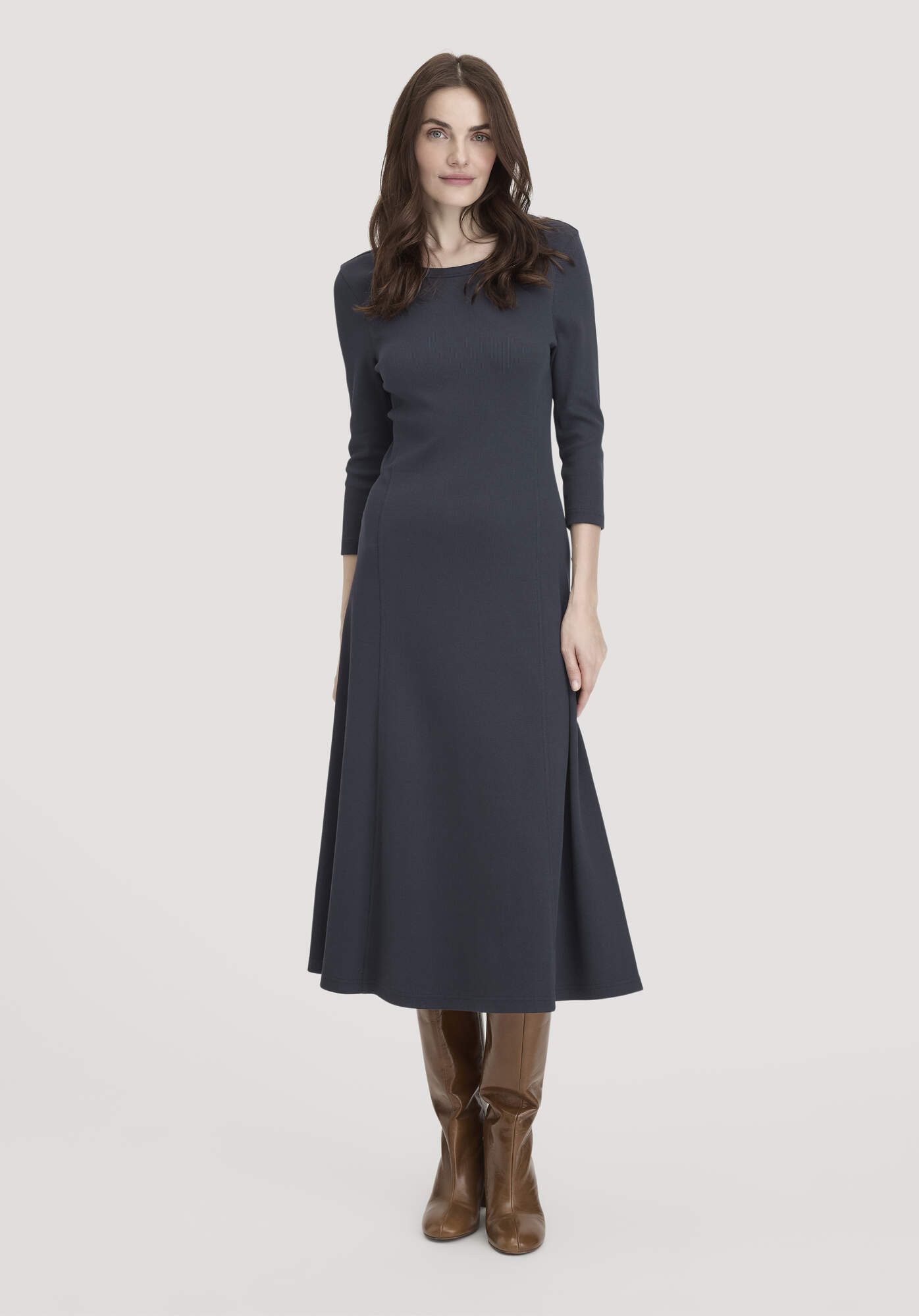 Hessnatur Jerseykleid Midi Slim aus Bio-Baumwolle (1-tlg) günstig online kaufen