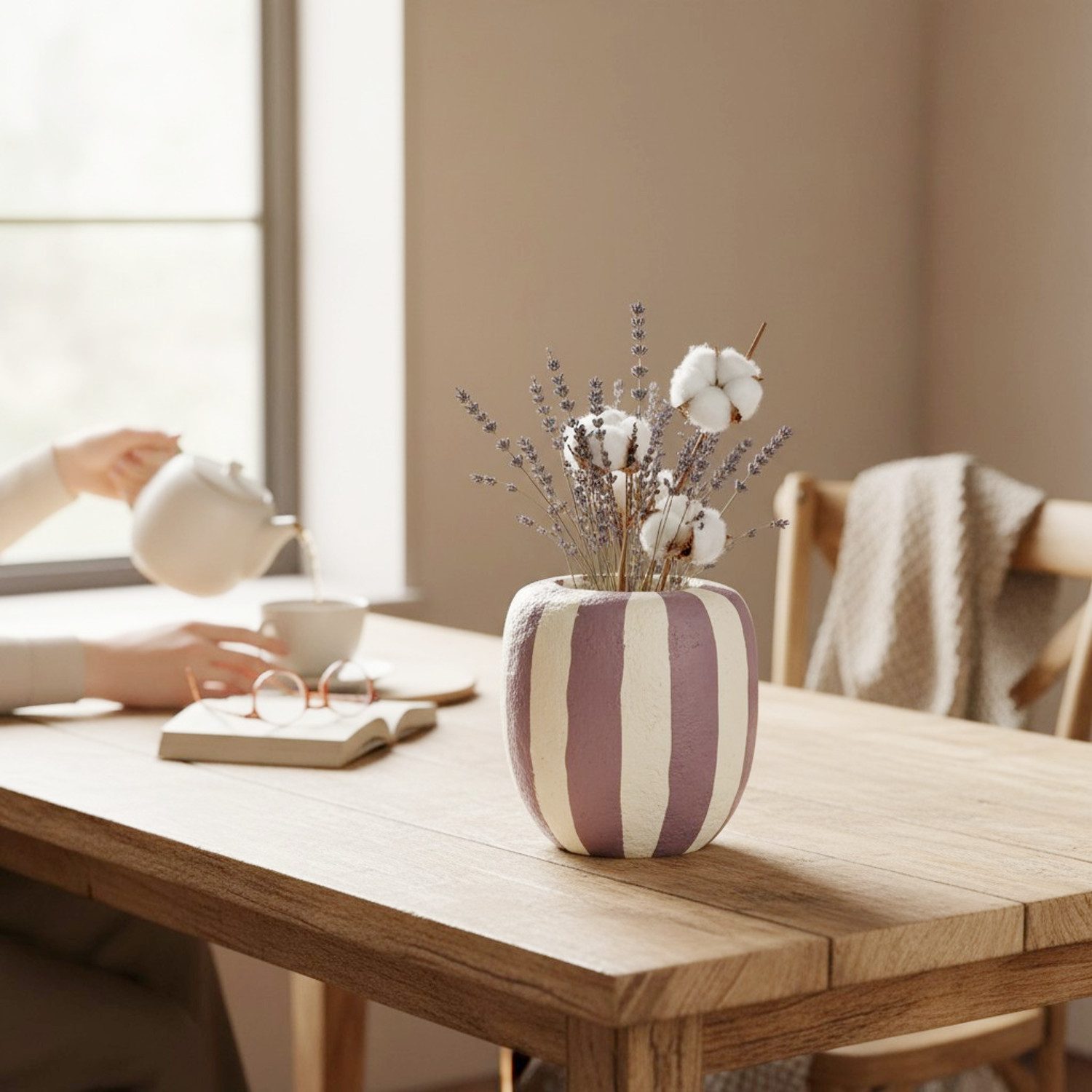 Macosa Home Dekovase Lila Weiß oval Handarbeit aus Pappmaché 15 cm (Geschenkidee Tischvase modern, 1 St., Tischdeko Wohnaccessoire Boho Landhaus), Vase modern gestreift Blumenvase für Trockenblumen