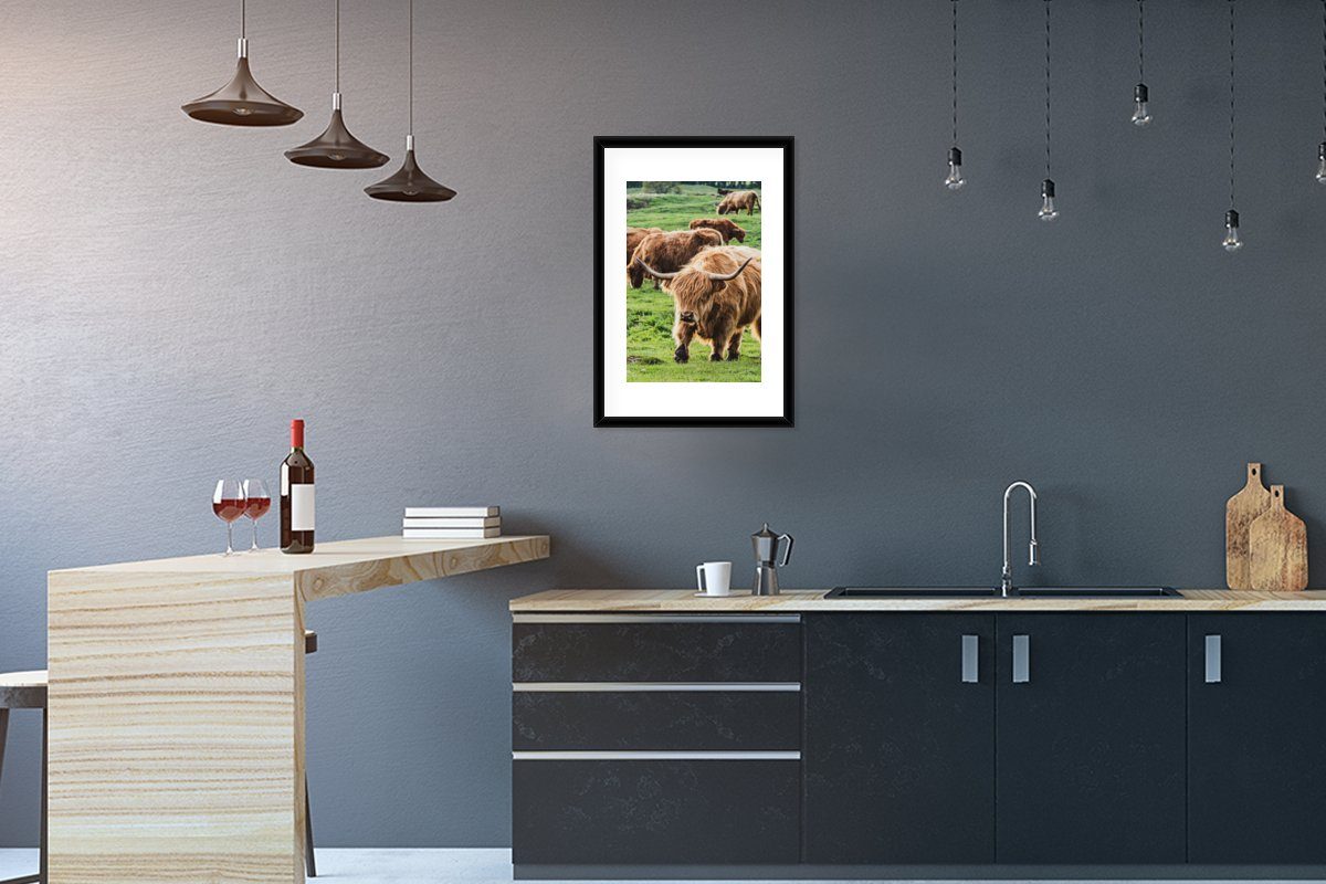 MuchoWow Poster Herde - Schottischer Hochländer - Gras, (1 St), mit Rahmen, Kunstdruck, Gerahmtes Poster, Schwarzem Bilderrahmen