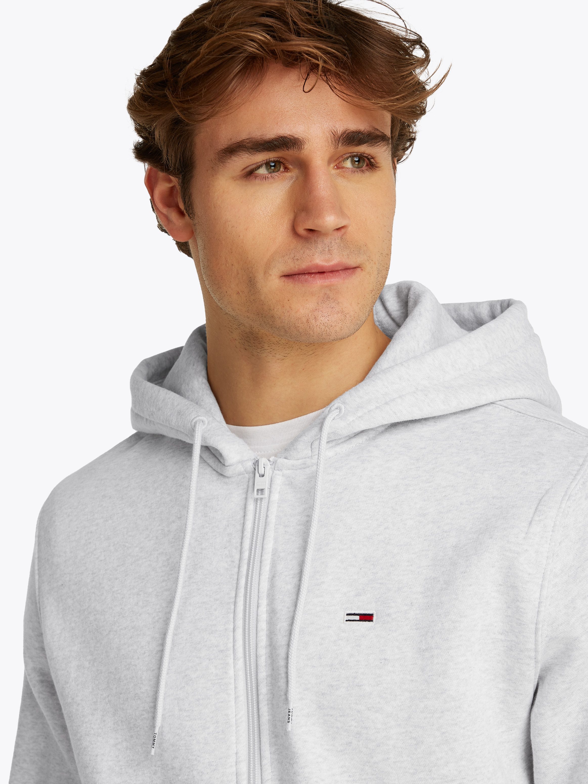 Tommy Jeans Sweatshirt TJM REG S FLAG ZIP FLEECE THRU mit bestickten Marken günstig online kaufen