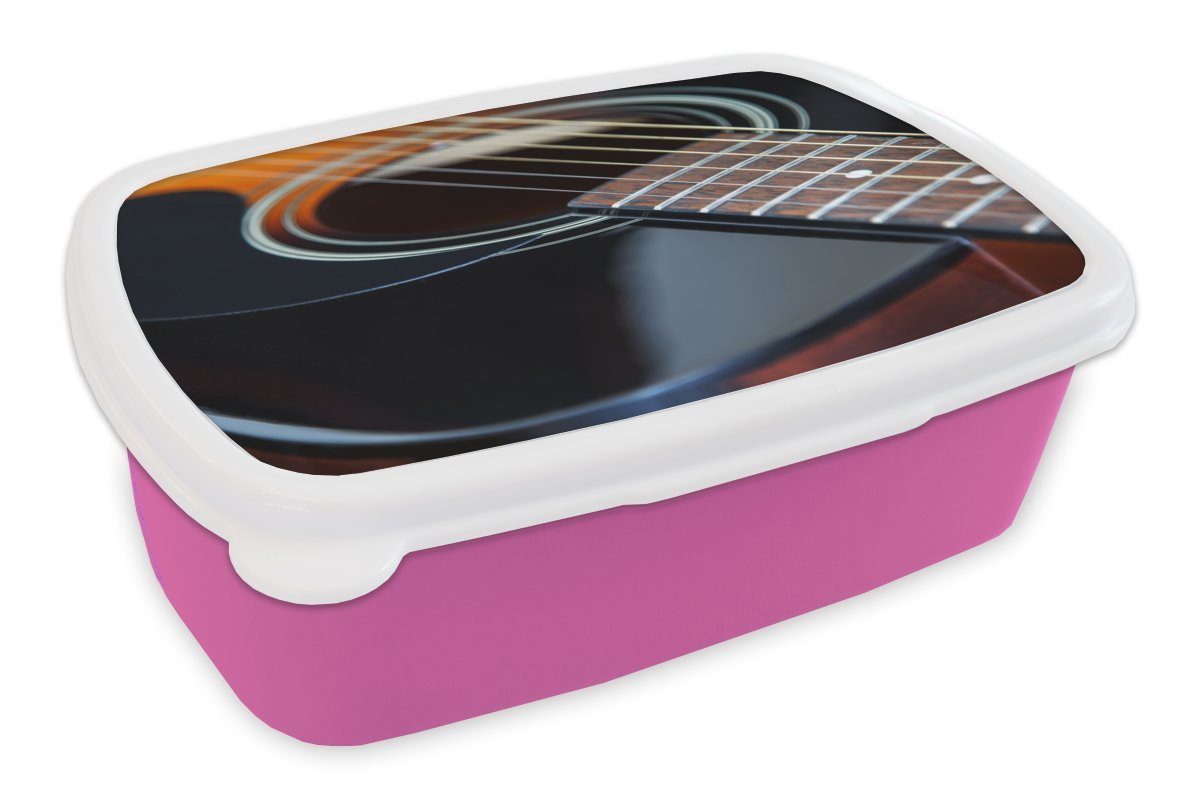 MuchoWow Lunchbox Schöne schwarze und braune Akustikgitarre, Kunststoff, (2-tlg), Brotbox für Erwachsene, Brotdose Kinder, Snackbox, Mädchen, Kunststoff rosa