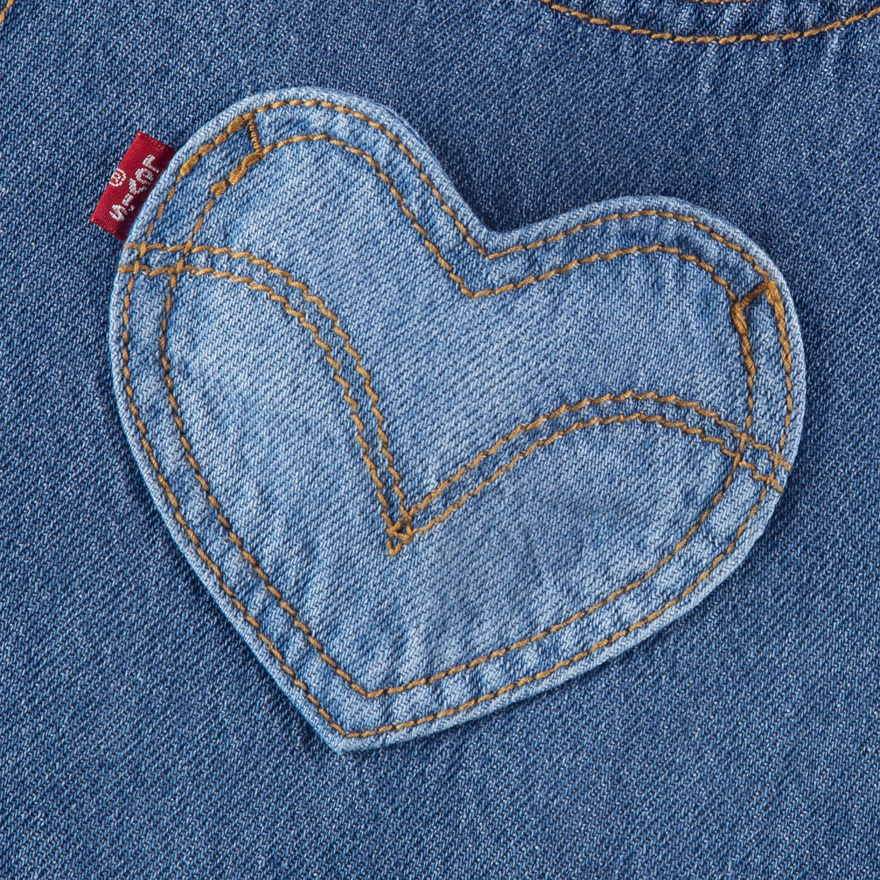 Levi's® Kids Jeanslatzhose LVG OVERALL W HEARTS mit süßen Herztaschen, super bequem – Bild 4 von 5