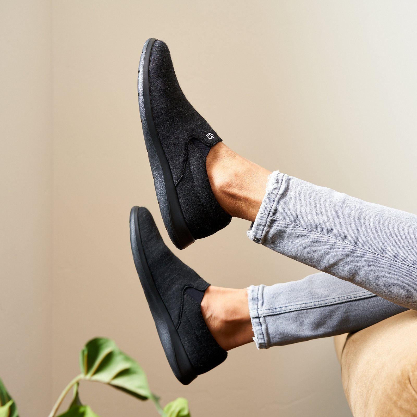 Schuh Merinowolle Eleganter Funktion - Damenschuh Slip-On merinoshoes.de schwarzer Sneaker mit Atmungsaktiver aus merinos