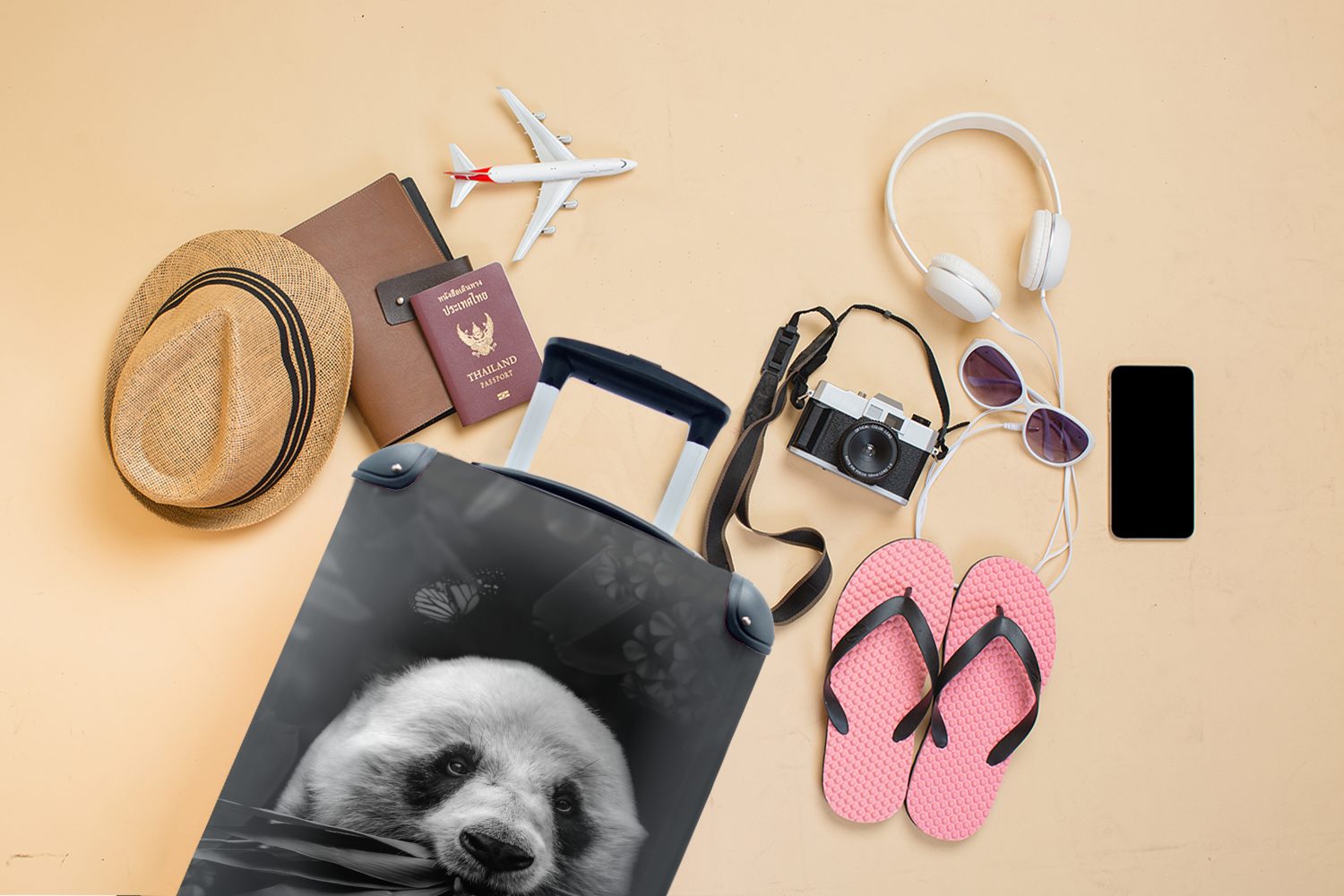 MuchoWow Handgepäckkoffer Panda frisst Dschungel Handgepäck - für mit Trolley, Reisekoffer Blätter Rollen, schwarz Ferien, rollen, weiß, und im 4 Reisetasche