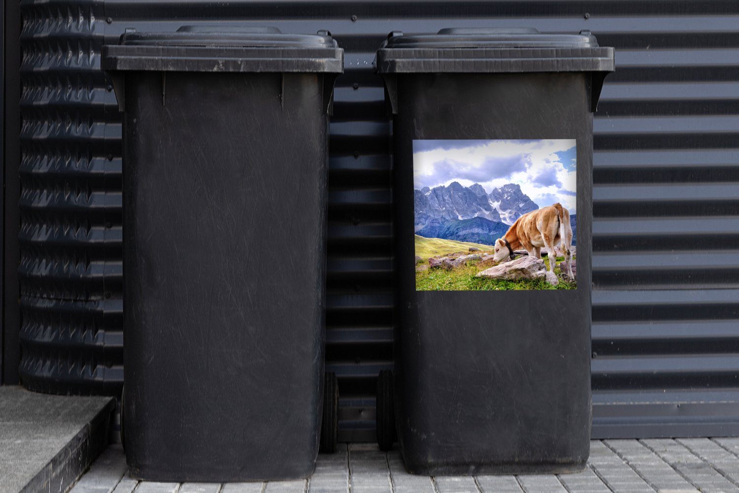 MuchoWow Wandsticker Alpen - Kuh Container, - Abfalbehälter Sticker, (1 Mülleimer-aufkleber, St), Berg Mülltonne