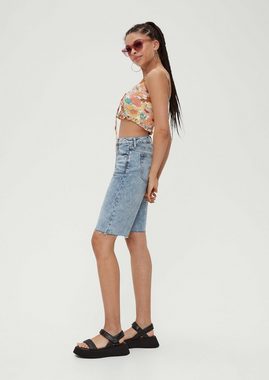 QS Jeansshorts Jeans-Bermuda Mom / Relaxed Fit / High Rise / Straight Leg Stickerei, Logo, Waschung