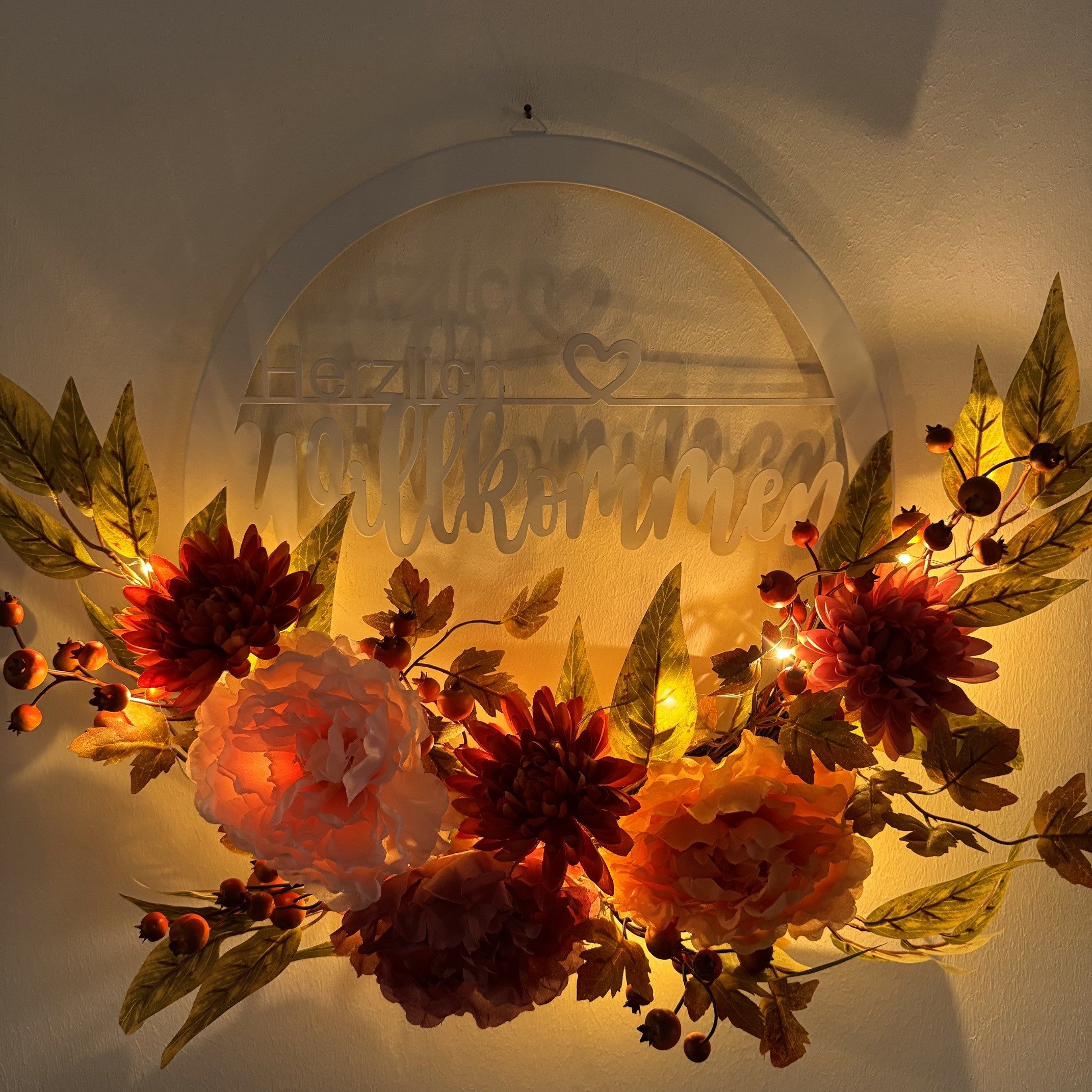 Online-Fuchs Dekokranz Türkranz mit Kunstblumen, LED-Lichterkette & Timer - Herbstdeko, mit Schriftzug „Herzlich Willkommen“ aus Metall gefertigt