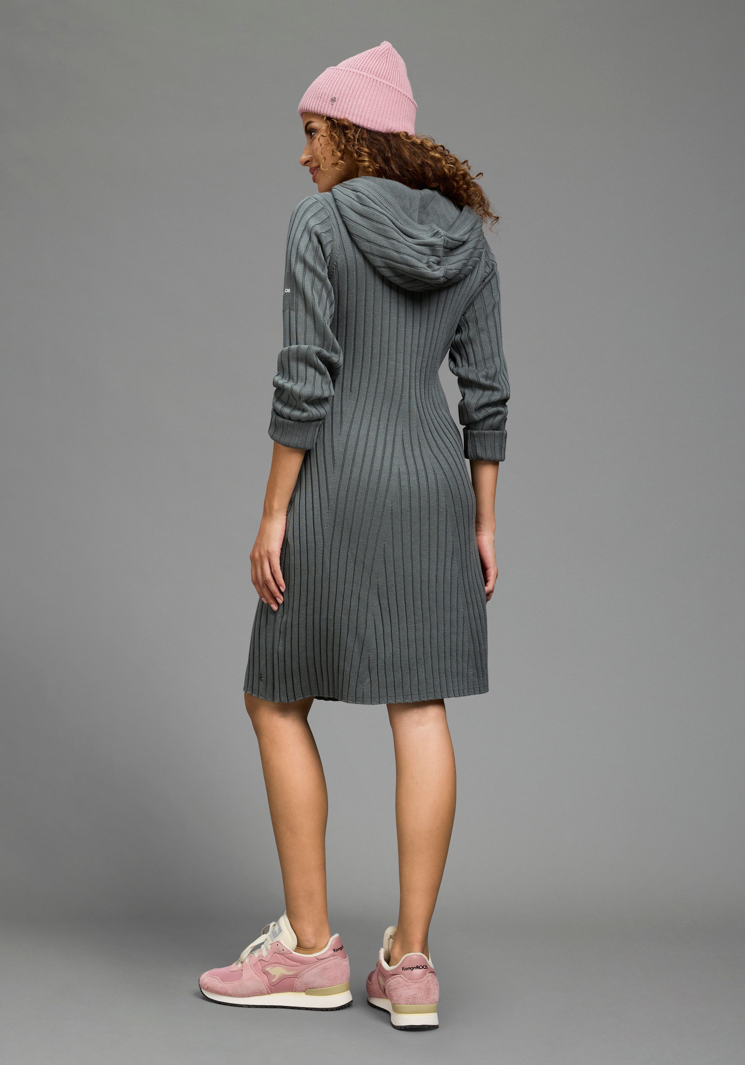 KangaROOS Strickkleid mit Rippstrick, Langarm, figurbetonte Passform, elastisch