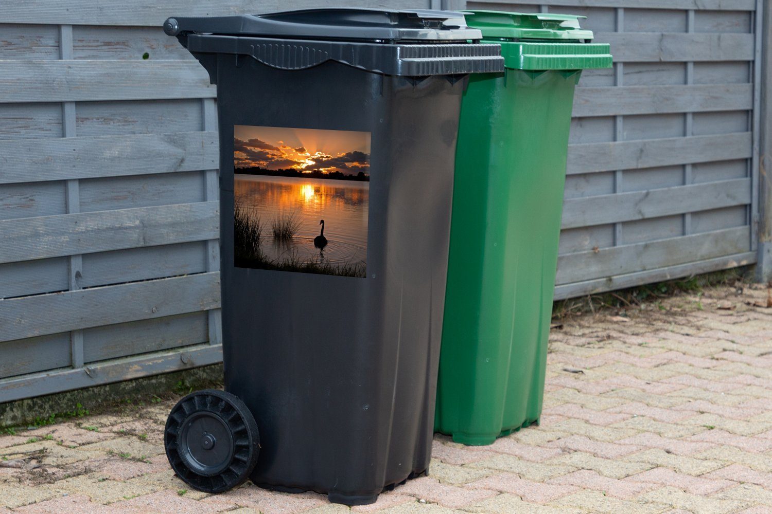Mülltonne, MuchoWow - Abfalbehälter Mülleimer-aufkleber, Sticker, - Wolken Wandsticker Container, Schwan (1 St), Sonnenstrahlen