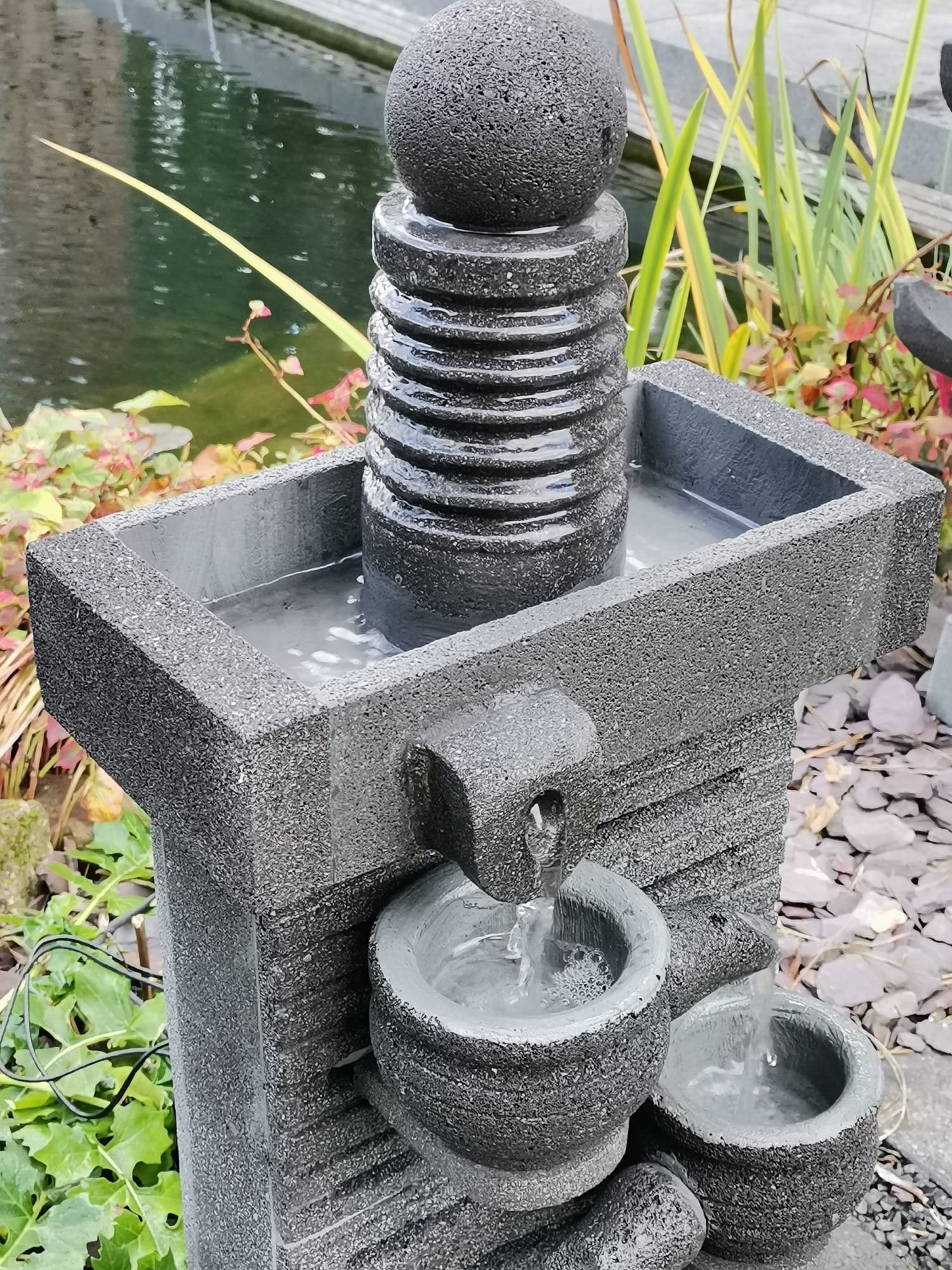 IDYL Gartenbrunnen Lavastein-Brunnen Beleuchtung, Wasserspiel mit mit Handarbeit IDYL witterungsbeständig leichten Einschüssen Naturprodukt