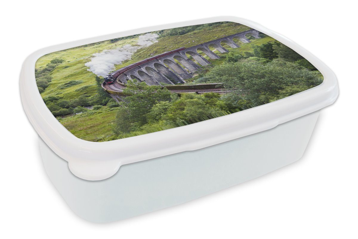MuchoWow Lunchbox Dampfzug inmitten der Mädchen Brotbox (2-tlg), Erwachsene, für Schottlands, grünen weiß für und Jungs und Landschaft Brotdose, Kinder Kunststoff