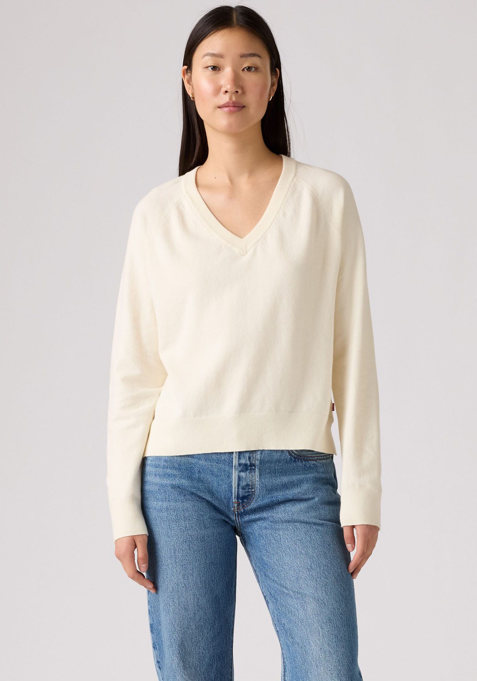Levi's® V-Ausschnitt-Pullover SUPER SOFT VNECK PULLOVER im Bund beidseitig mit kurzem Schlitz