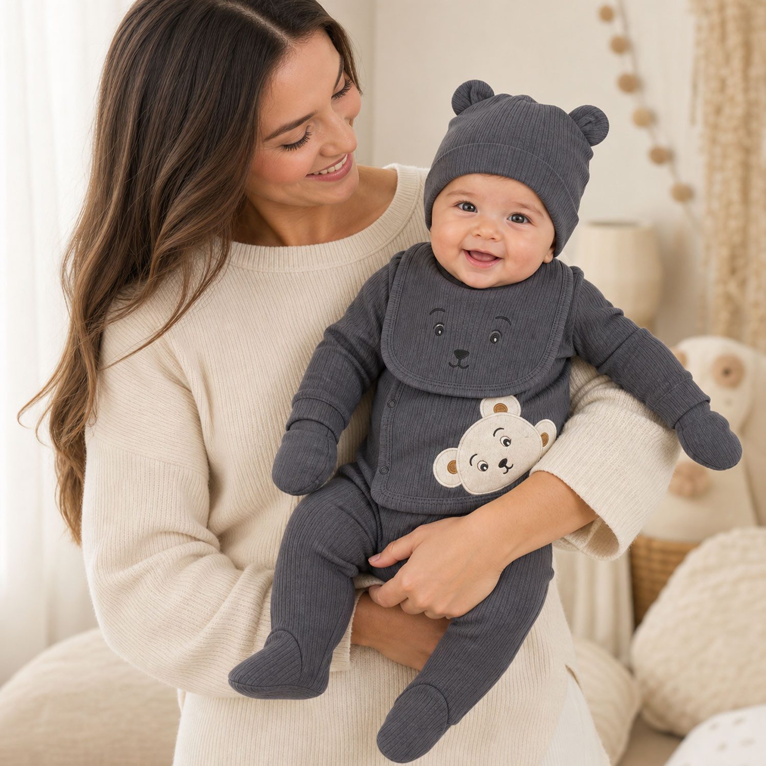 Jungengel Neugeborenen-Geschenkset Erstausstattungsset Krankenhaus-Klamotten Baby Bio Baumwolle (Set, 5-tlg., 5-teiliges Set: Wickelshirt, Hose, Mütze, Lätzchen – Bild 3 von 3