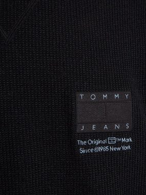Tommy Jeans Strickpullover TJM REG STRCT TONAL FLAG SWEATER mit Markenlabel auf der Brust