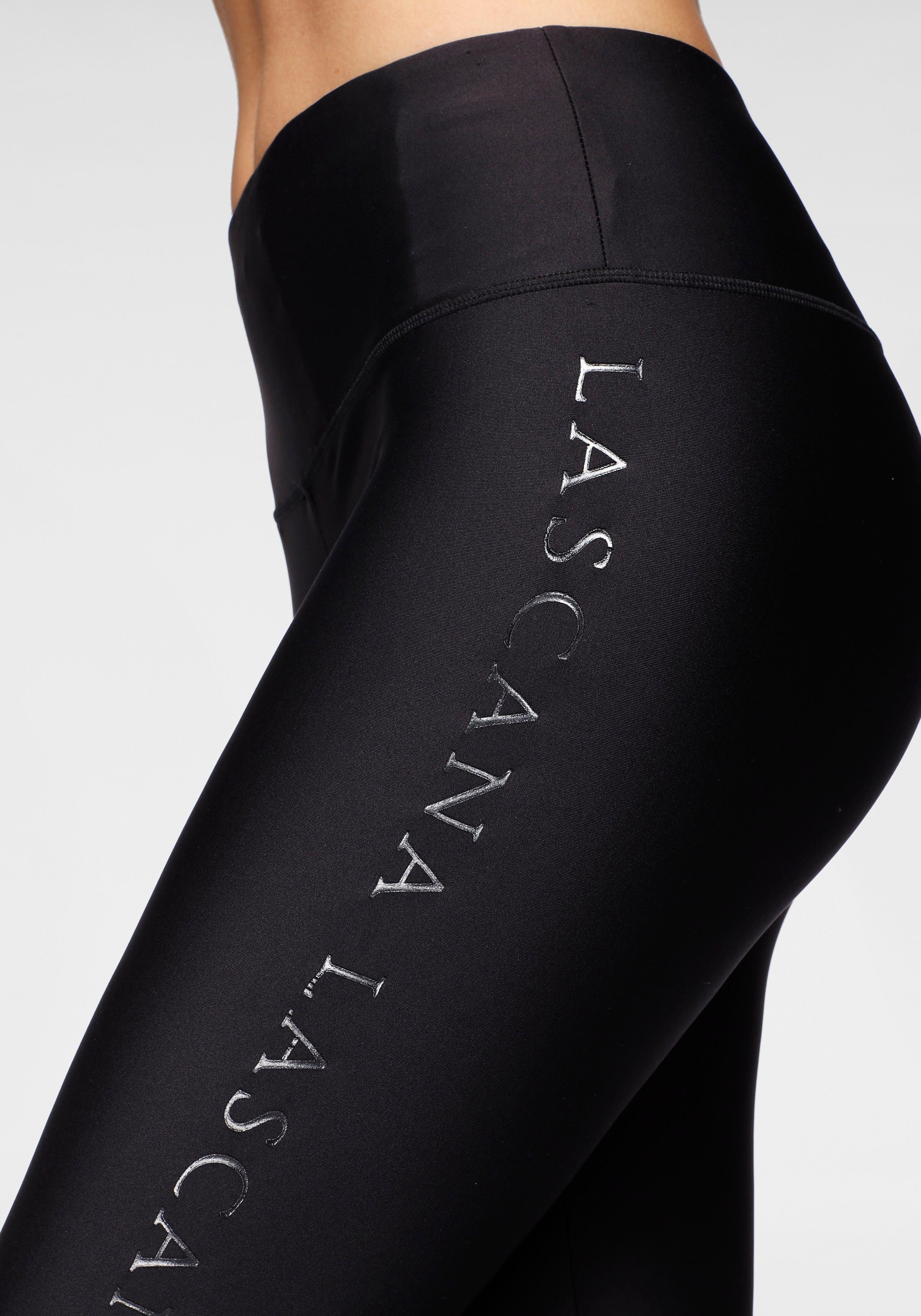 glänzendem ACTIVE mit Leggings LASCANA Logoschriftzug
