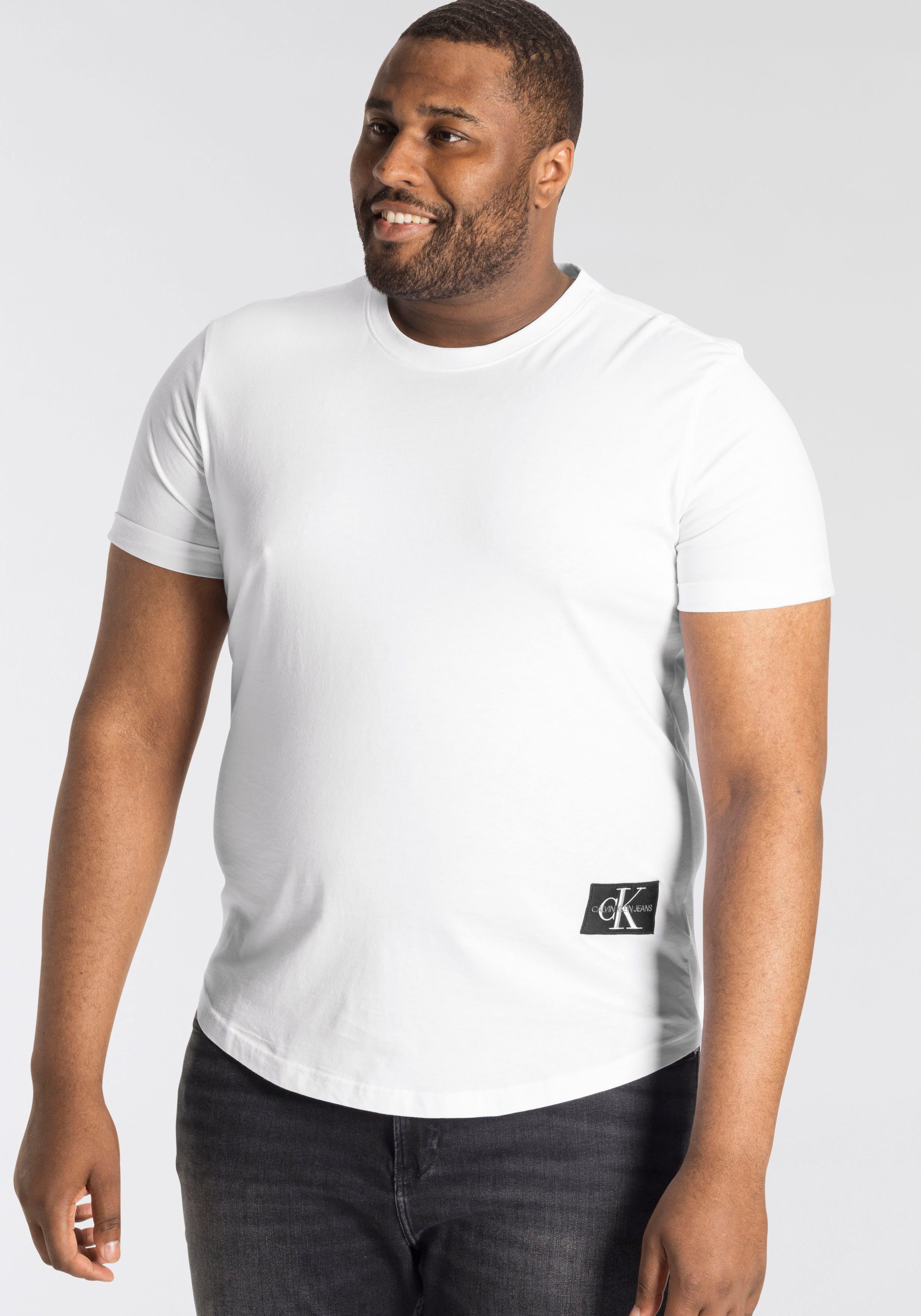 Calvin Klein TURN T-Shirt PLUS Plus SLEEVE, UP Gerade BADGE Basic-Passform Jeans