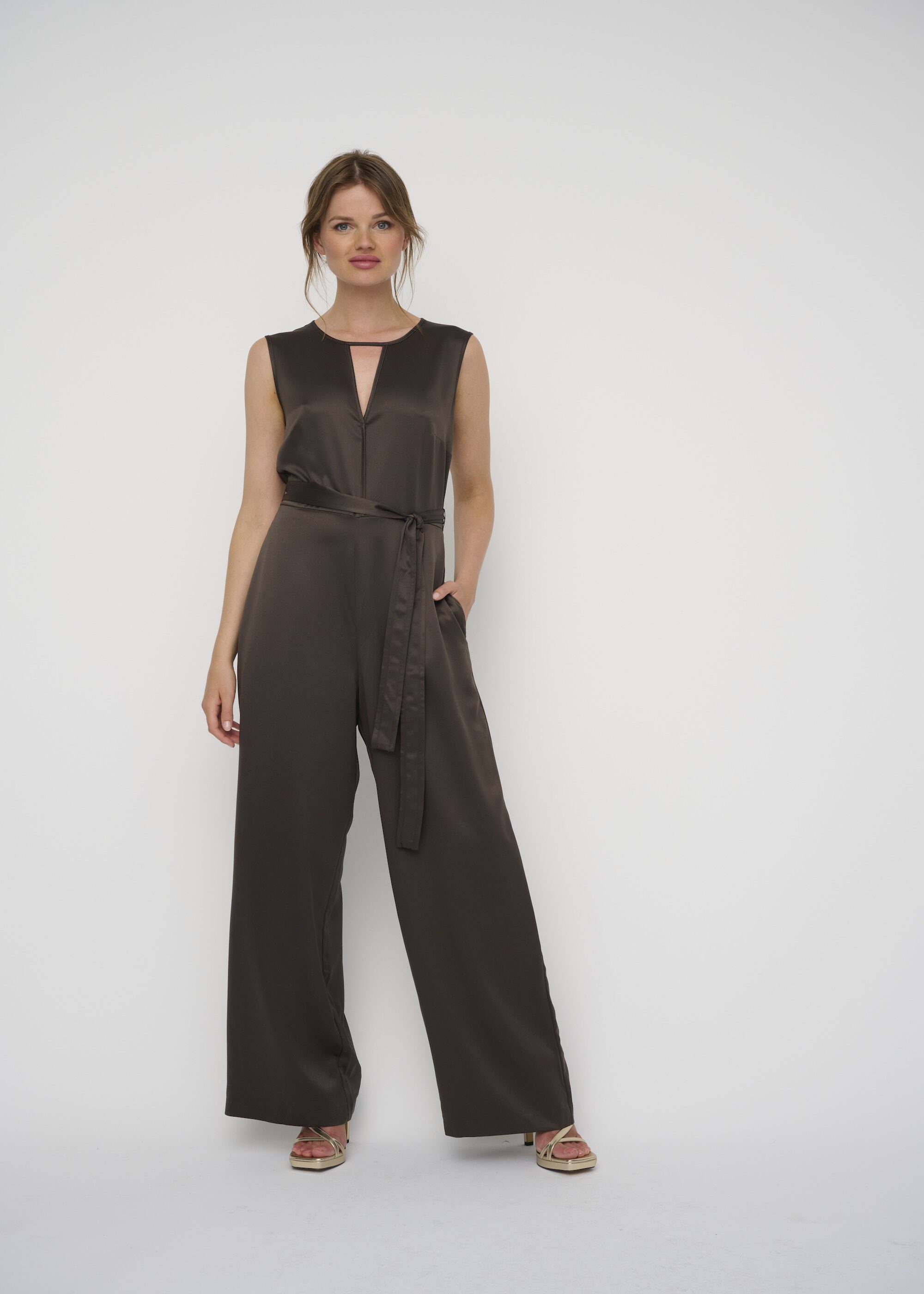 Kleo Jumpsuit PIPED JUMPSUIT aus fließendem Satinstoff CHOCOLATE