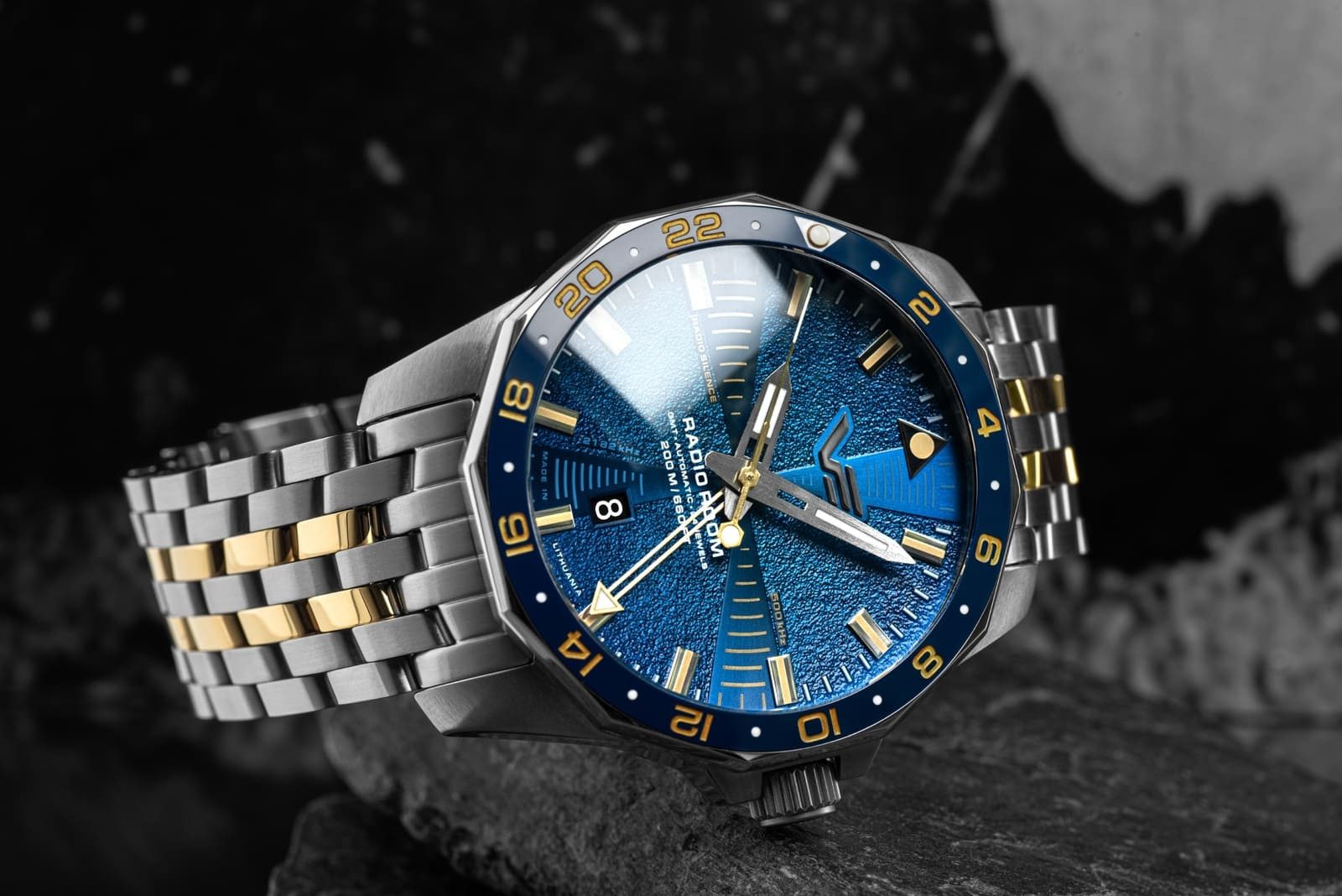Vostok Europe Automatikuhr Herrenuhr 224A793 Radio Room 2026 GMT Edelstahl 46 mm