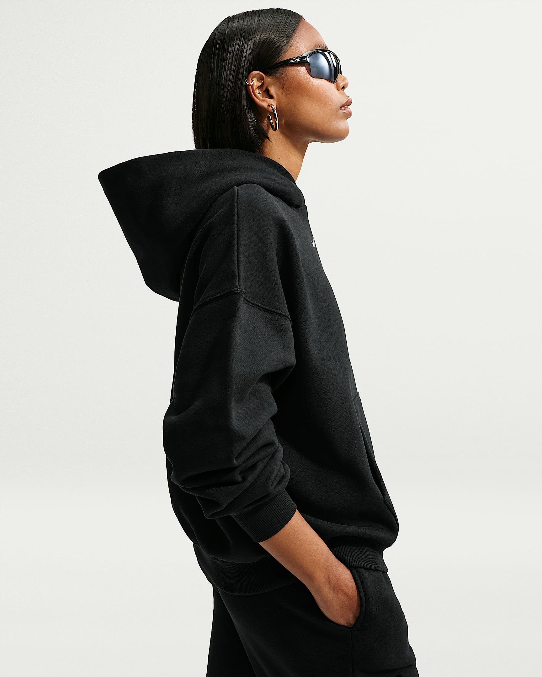Nike Sportswear Kapuzensweatshirt W NK STDO FLC MW OS PO HDY mit Kängurutasche, aus angerauter Sweatware, in unifarbener Optik