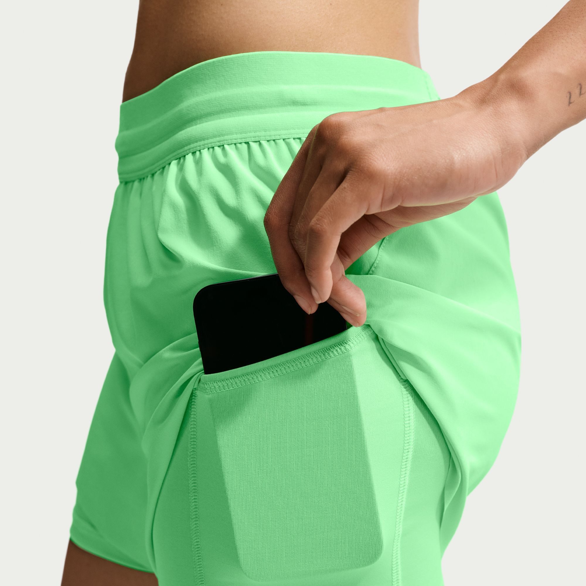 Nike Laufshorts Nike Swift Women's Dri-FIT Mid-Rise 2-in-1 Running Shorts 2-in-1-Design, mit Reißverschlusstasche hinten am Bund