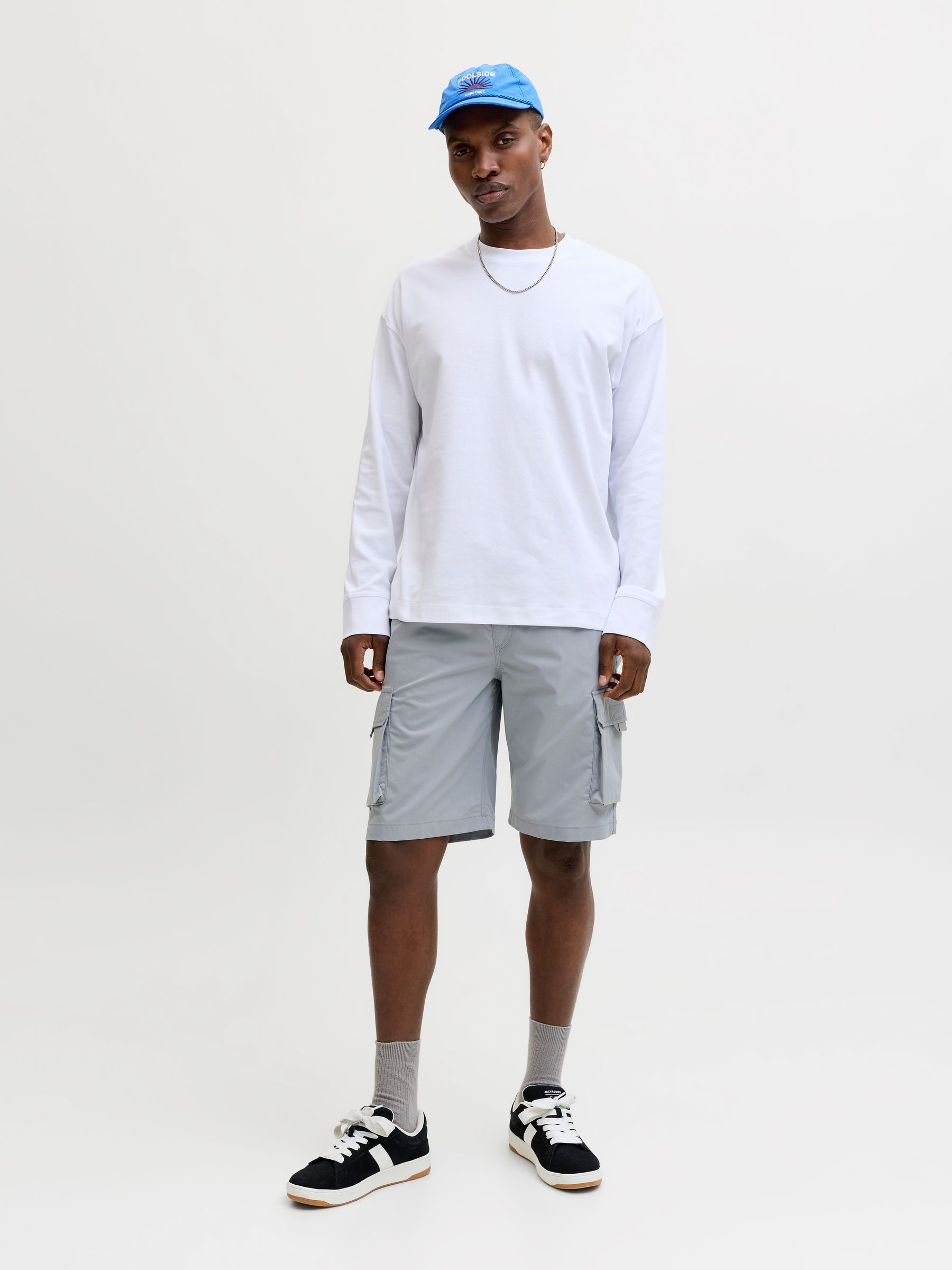 Jack & Jones Cargoshorts Moderner Casual Look Knielang Cargotaschen Lässiger Fit für Herren (1-tlg) Normal Fit Einfarbig schnell trocknend Kordelzug Casual-Style