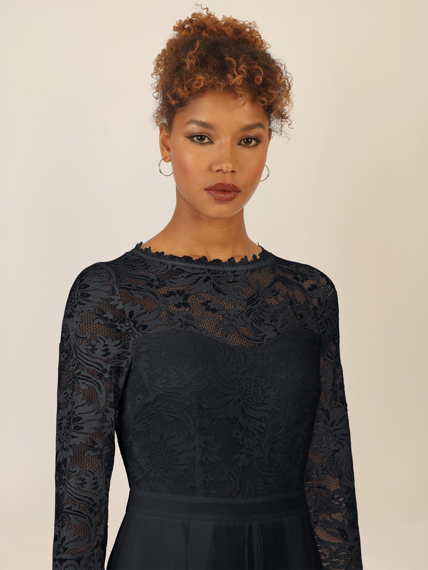 Apart Jumpsuit mit Spitzentop und weitem Bein