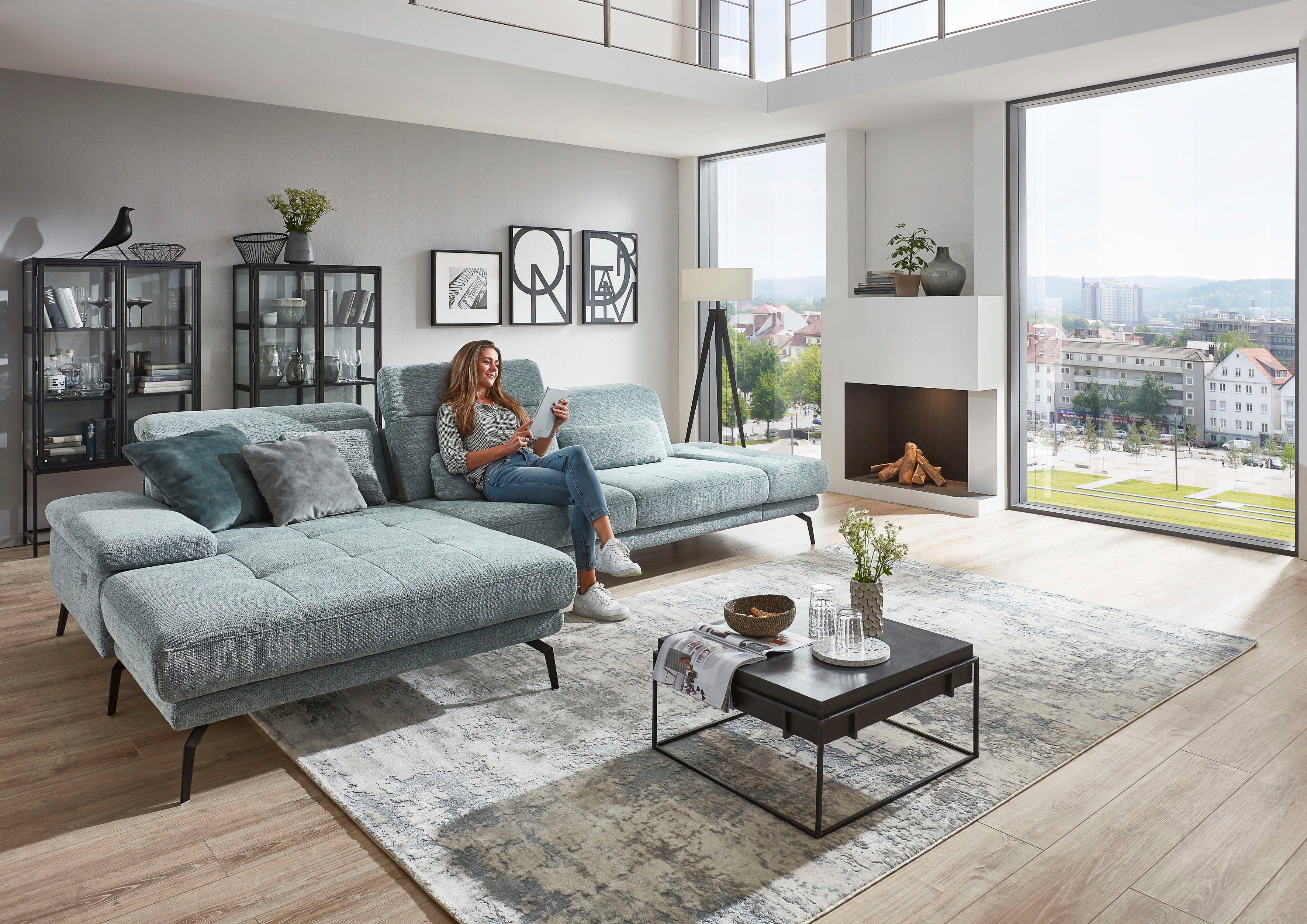 Die PlanBar Ecksofa MP-IN20126 L-Form mit Federkern-Polsterung, mit Kopfteilverstellung, optional Sitztiefen- & Armteilverstellung