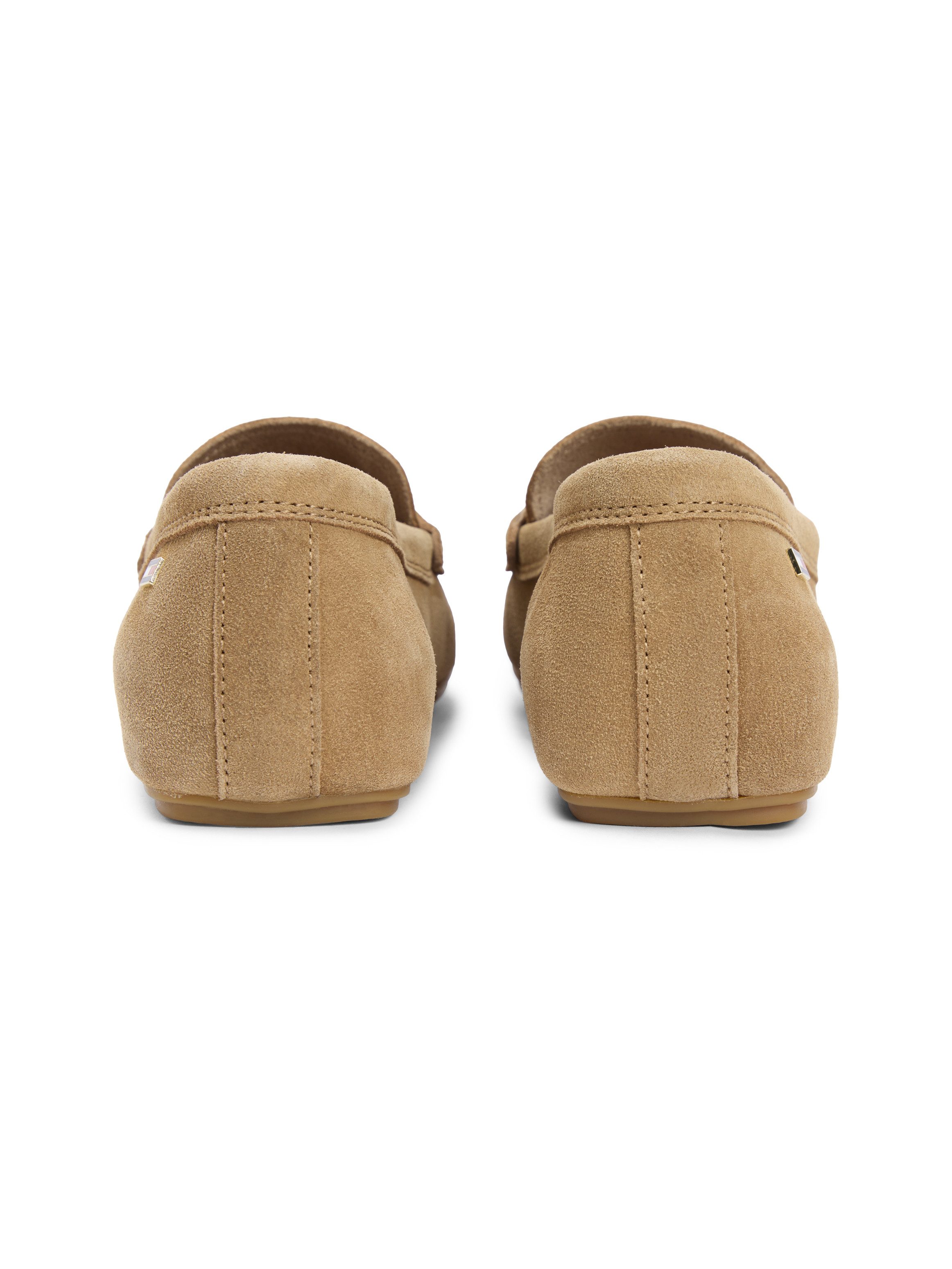Tommy Hilfiger FLAG SOFT SUEDE DRIVER LOAFER Slipper, Schlupfschuh, Bequemschuh, Mokassin, Flats mit modischen Zierriegel