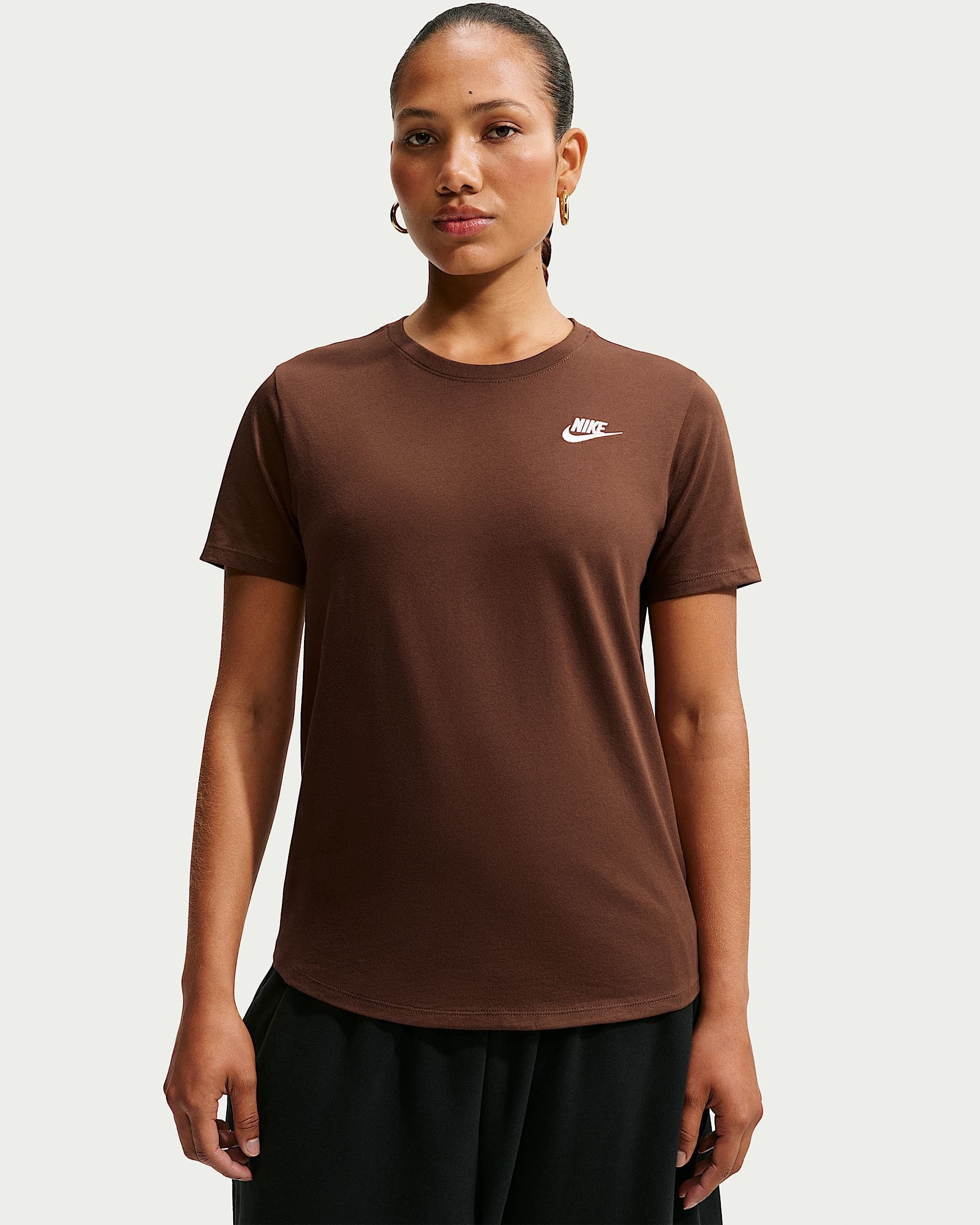 Nike Sportswear T-Shirt W NSW CLUB SS TEE mit leicht abgerundetem Saum, aus Baumwolle in Jersey-Qualität