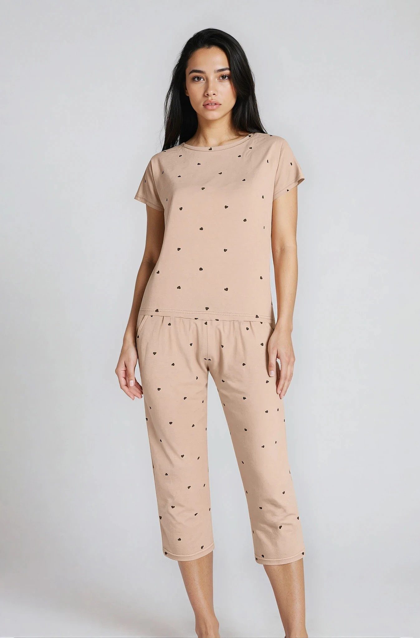 Capri-Pyjama Schlafanzug in zartem Beige mit schwarzen Herzchen