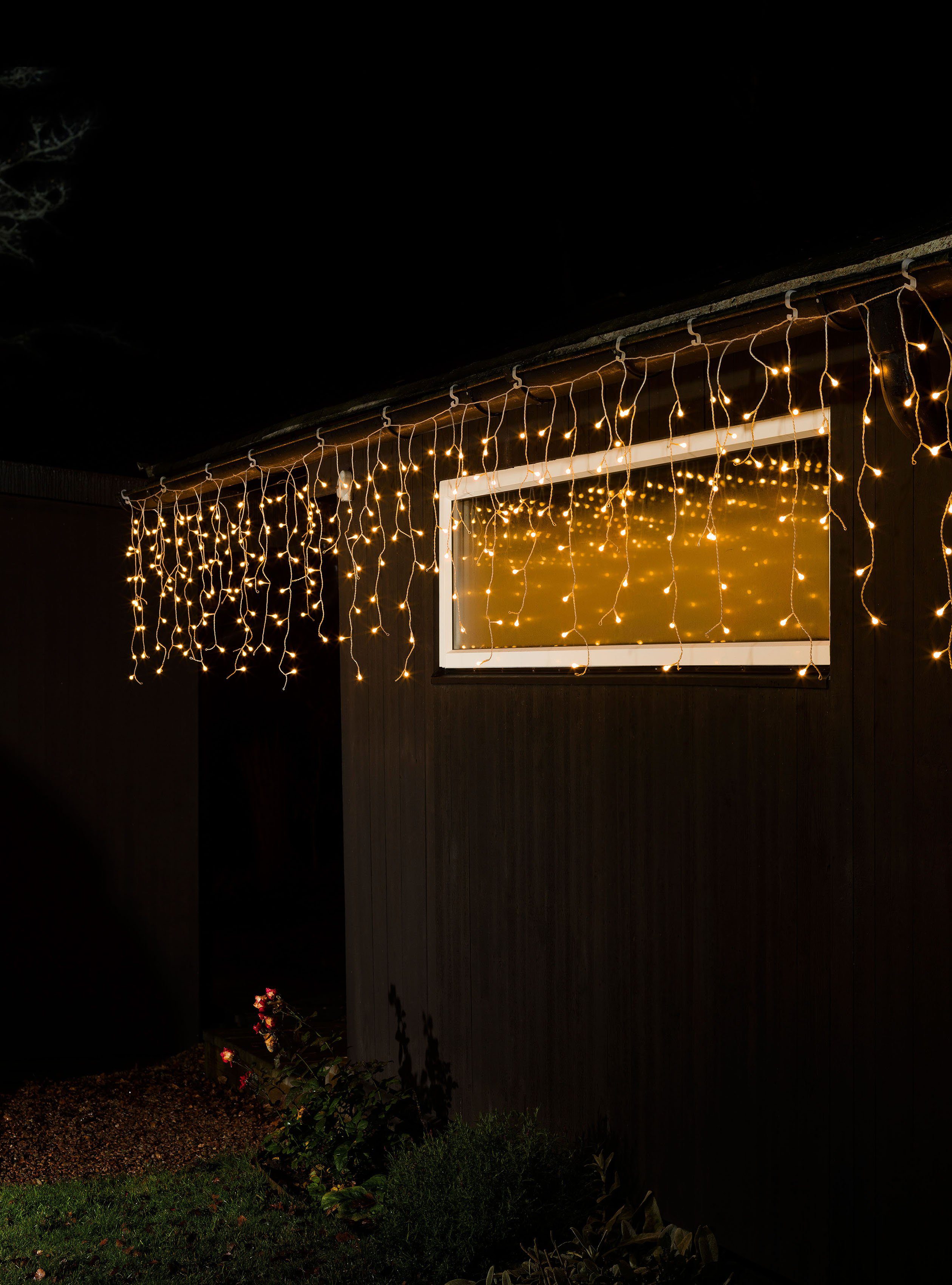 Weihnachtsdeko KONSTSMIDE 200-flammig, Eisregen LED-Lichtervorhang mit Globes, Diode aussen, 200 weißen bernsteinfarbene LED