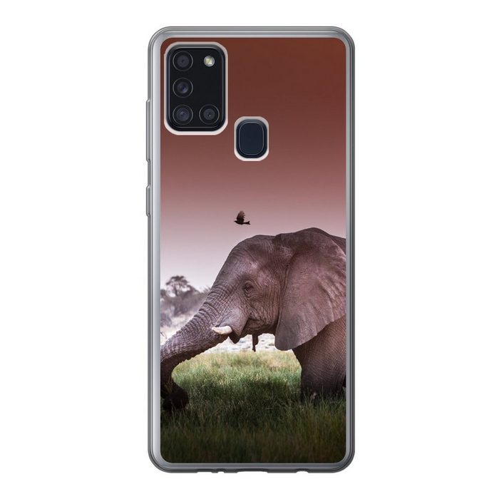 MuchoWow Handyhülle Roter Sonnenuntergang über einem Elefanten im Gras Handyhülle Samsung Galaxy A21s Smartphone-Bumper Print Handy