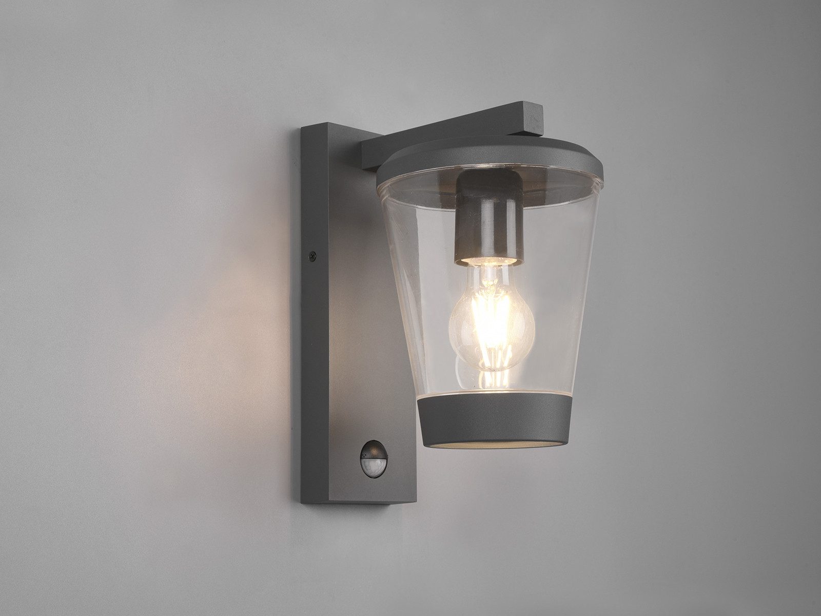 TRIO Leuchten LED Außen-Wandleuchte, Bewegungsmelder, LED wechselbar, Warmweiß, Landhausstil Wandlaterne mit Bewegungsmelder 28cm, Anthrazit, Hauswand