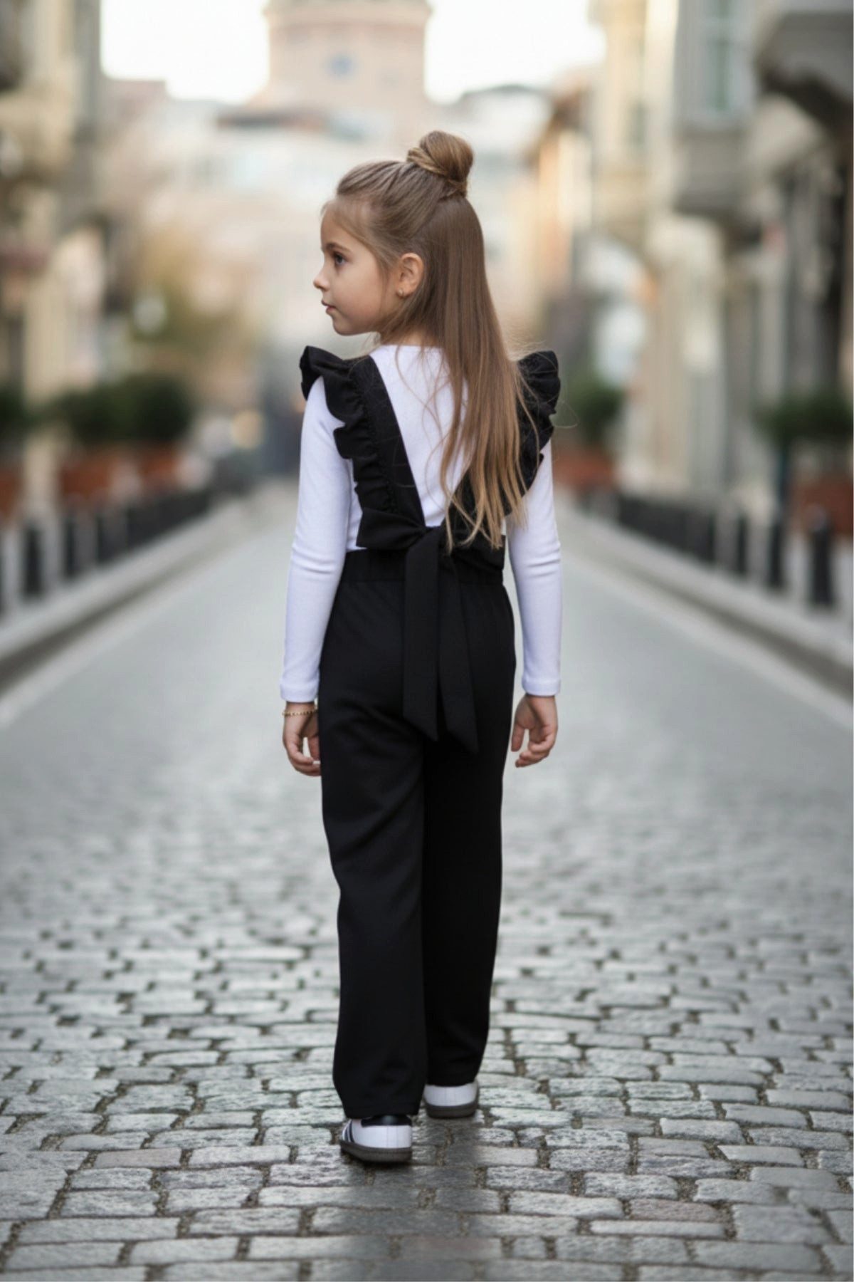 Parla Kids Overall Jumpsuit in Schwarz mit Volantschultern und Haarspange